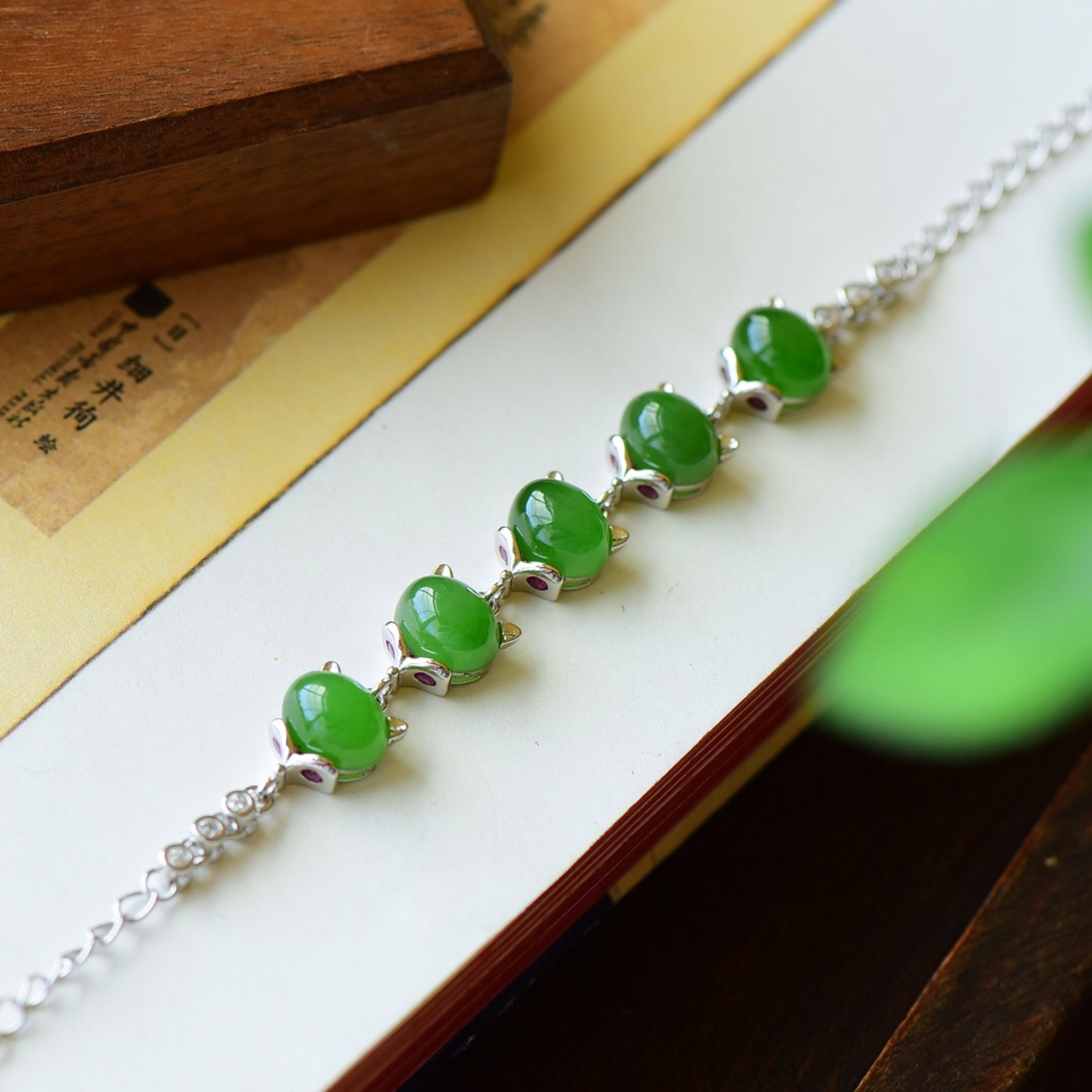An Exquisite Sterling Silver Inlaid Jasper Bracelet,Inlaid Diamond: An Exquisite Sterling Silver Inlaid Jasper Bracelet,Inlaid Diamond,Size:0.4inx0.7in 纯银镶碧玉手链,嵌钻石