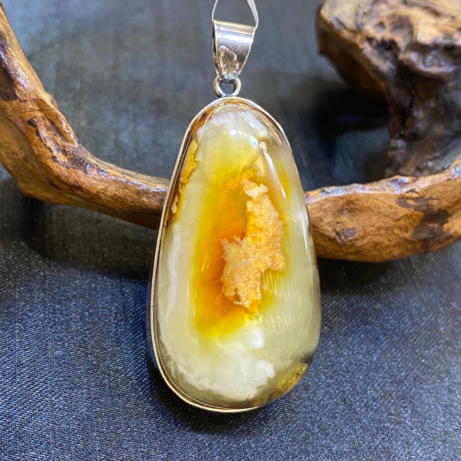 An Exquisite Beeswax Inlaid Silver Necklace: An Exquisite Beeswax Inlaid Silver Necklace,Size:1.1in,Weight:17.6g 蜜蜡镶银项链