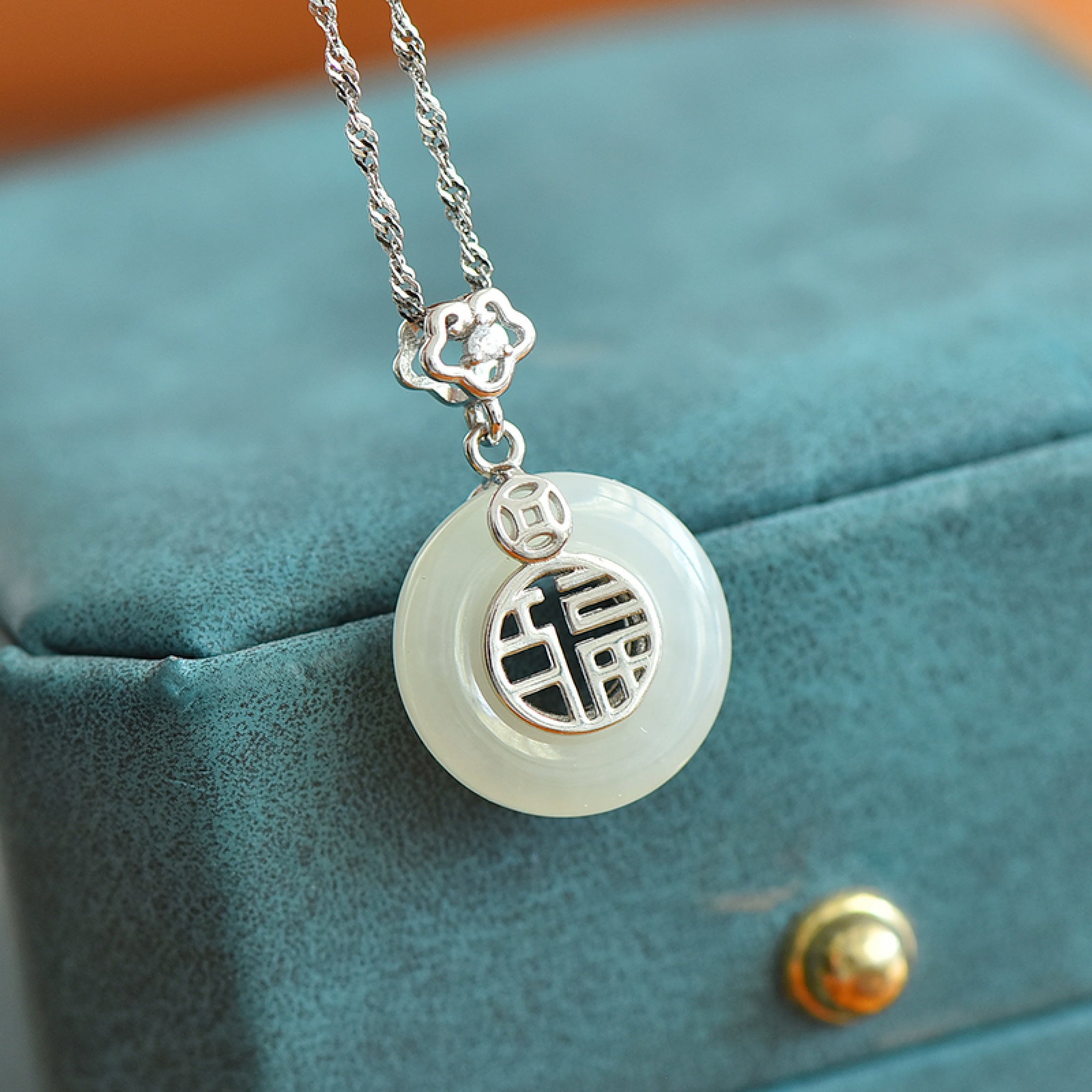 An Exquisite Sterling Silver Inlaid White Jade Necklace,Inlaid Diamond: An Exquisite Sterling Silver Inlaid White Jade Necklace,Inlaid Diamond,Size:0.6inx0.6in 纯银镶白玉项链,嵌钻石