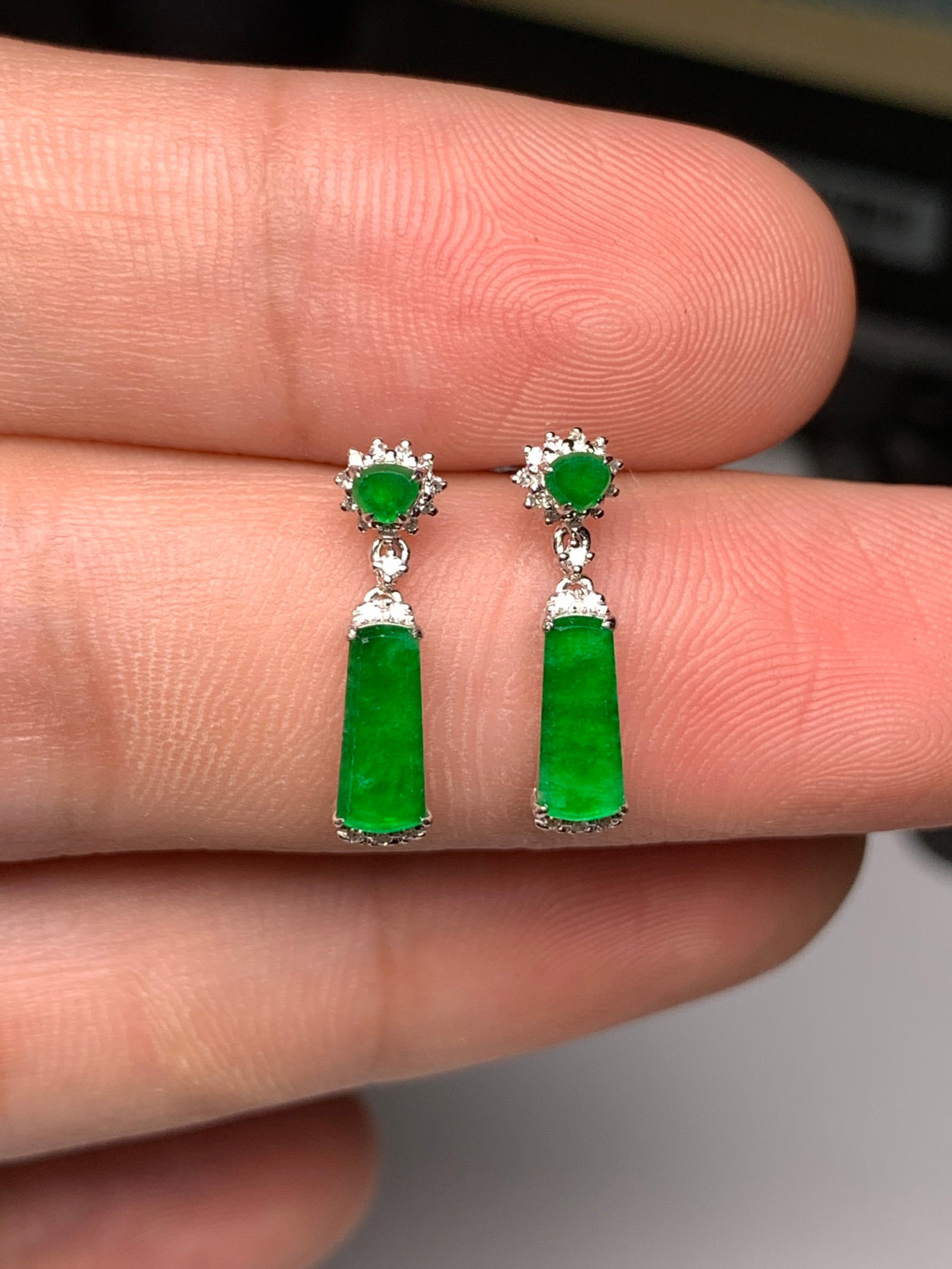 A Pair of Exquisite 18k Gold Diamond Inlaid Jadeite Earrings: A Pair of Exquisite 18k Gold Diamond Inlaid Jadeite Earrings,Size(Loose Stone):0.3inx0.1inx0in 一对18k金钻镶嵌翡翠耳环