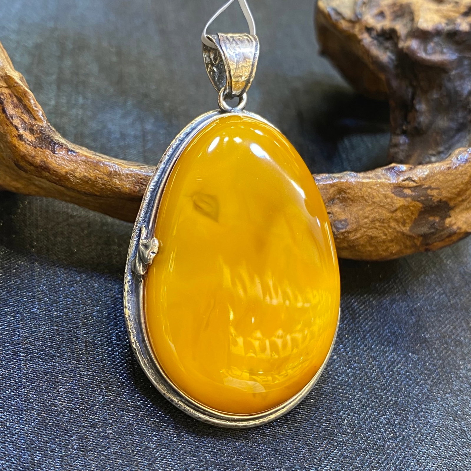 An Exquisite Beeswax Inlaid Silver Necklace: An Exquisite Beeswax Inlaid Silver Necklace,Size:1.2in,Weight:16.9g 蜜蜡镶银项链
