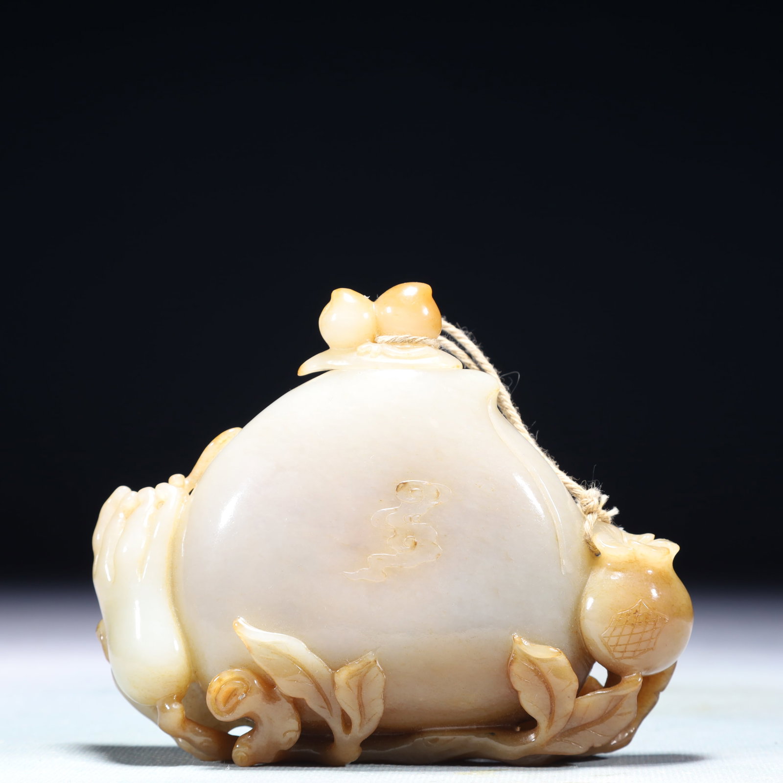 An Exquisite White Jade Flower and Fruit Pattern Snuff Bottle: An Exquisite White Jade Flower and Fruit Pattern Snuff Bottle,Qing Dynasty,China,Size:4.3inx1.2inx3.5in,Weight:245g 白玉花果纹鼻烟壶,中国