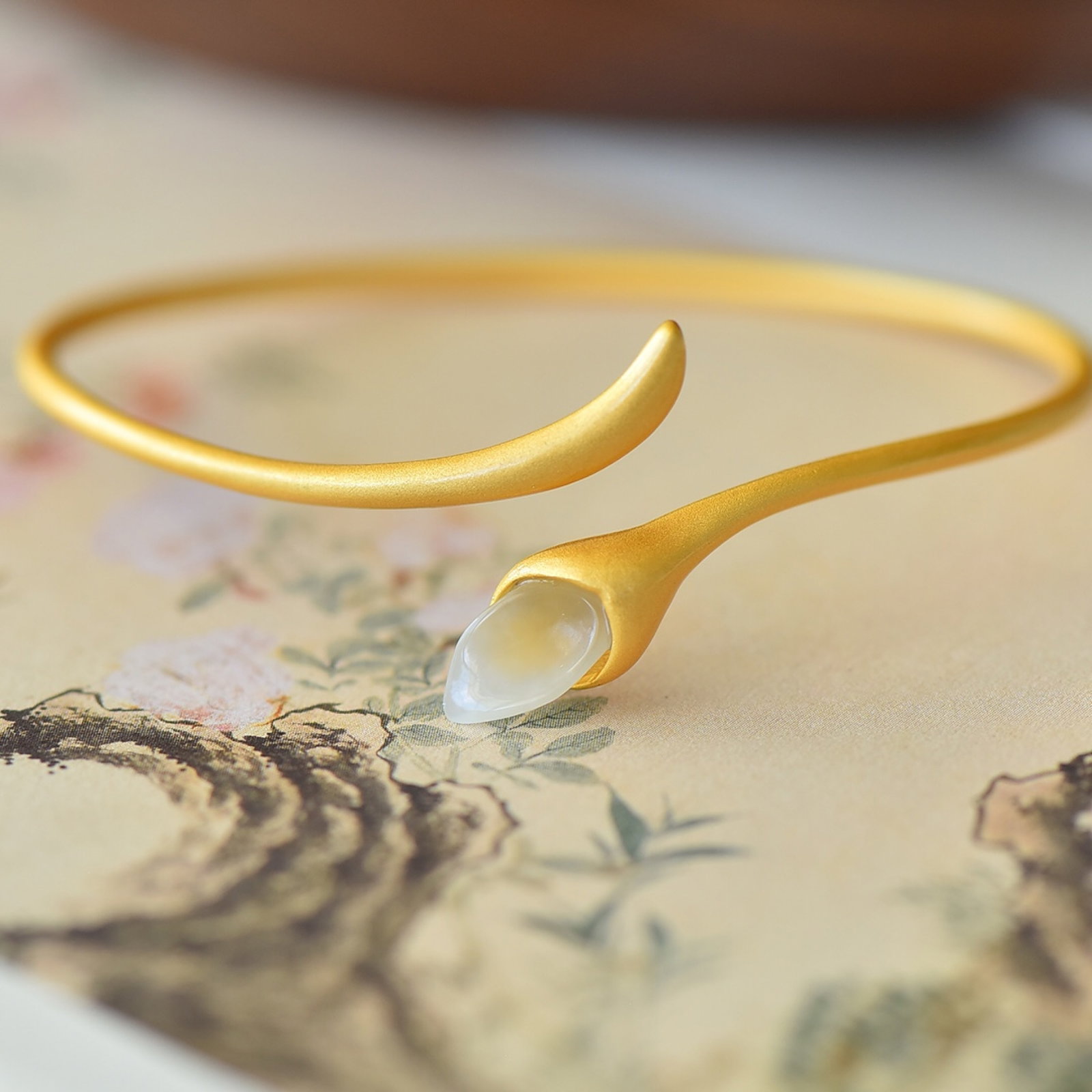 An Exquisite Sterling Silver-Gold Plated Inlaid White Jade?? Bracelet: An Exquisite Sterling Silver-Gold Plated Inlaid White Jade手 Bracelet,Size:0.3inx0.6in 纯银镀金镶白玉手手镯