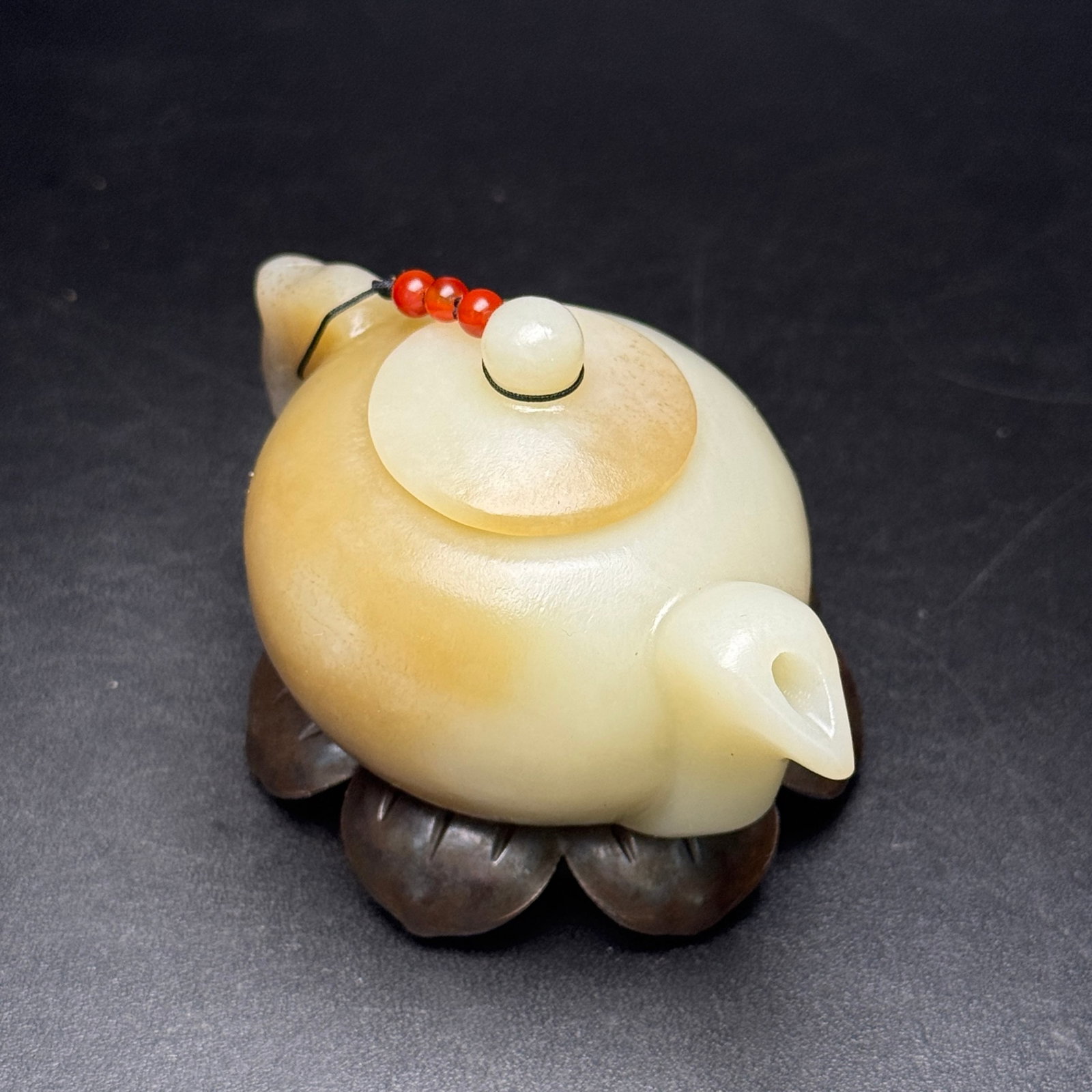 An Exquisite White Jade Teapot: An Exquisite White Jade Teapot,Qing Dynasty,China,Size:3.2inx2.1inx1.7in,Weight:147g 白玉茶壶,中国清代