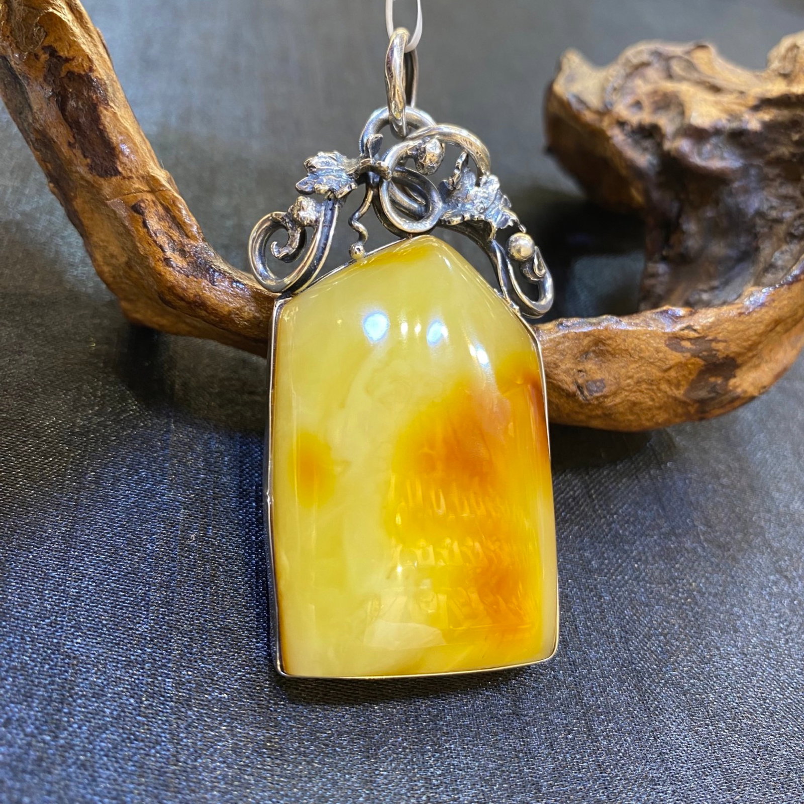 An Exquisite Beeswax Inlaid Silver Necklace: An Exquisite Beeswax Inlaid Silver Necklace,Size:1.2in,Weight:19.7g 蜜蜡镶银项链