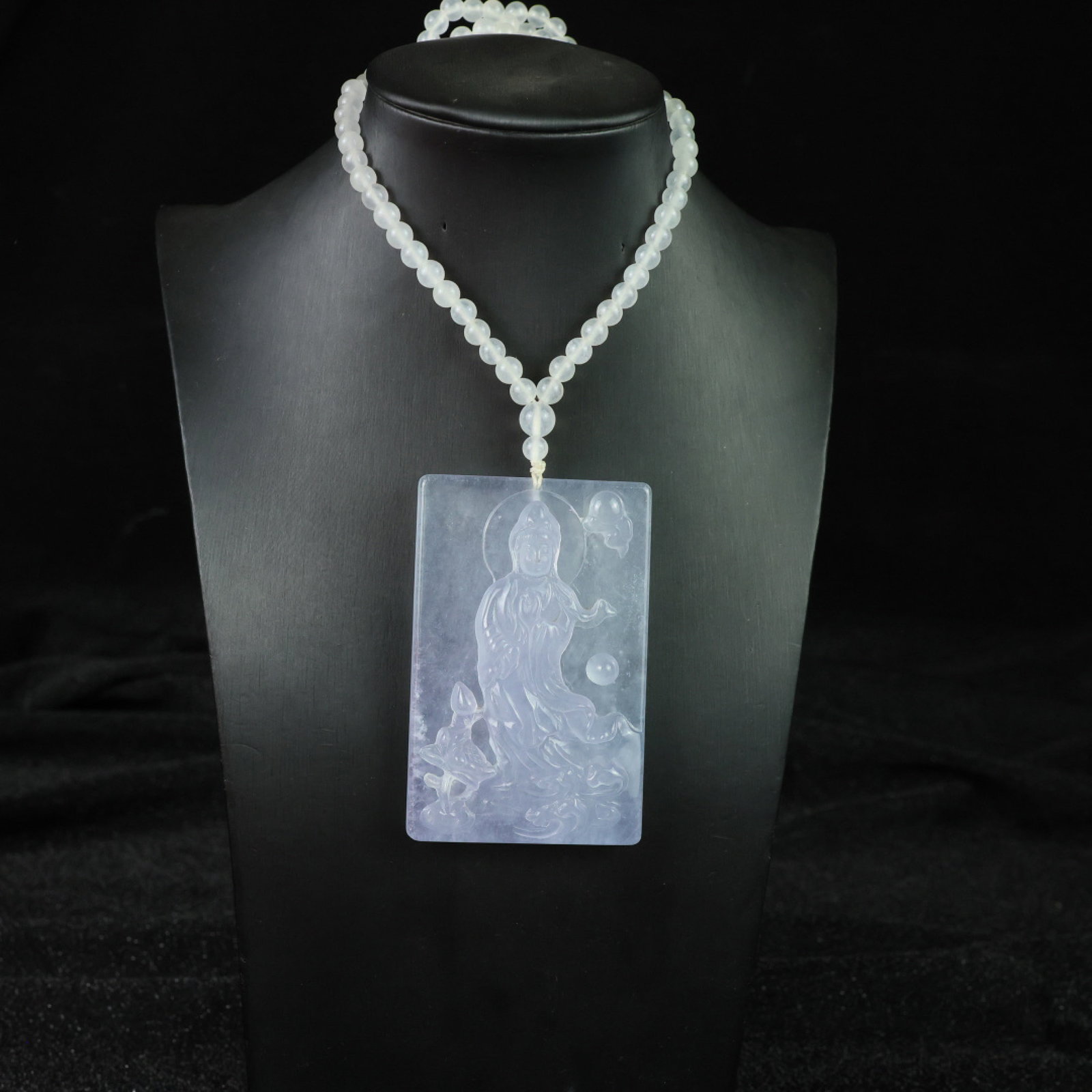 An Exquisite Statue of Avalokitesvara Pendant: An Exquisite Statue of Avalokitesvara Pendant,Size:3.4inx2.2inx0.6in 一个精美的观音像挂件