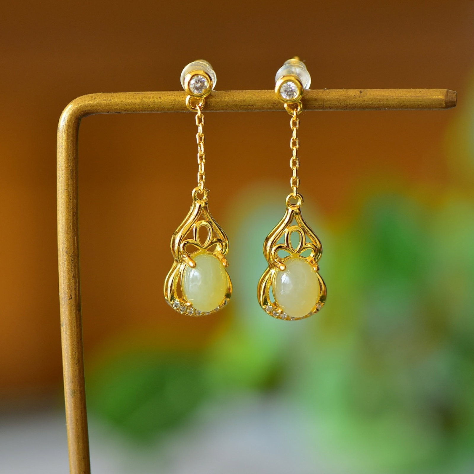 A Pair of Exquisite Bronze-Gold Plated Inlaid White Jade Earrings,Inlaid Diamond: A Pair of Exquisite Bronze-Gold Plated Inlaid White Jade Earrings,Inlaid Diamond,Size:0.2inx0.3in