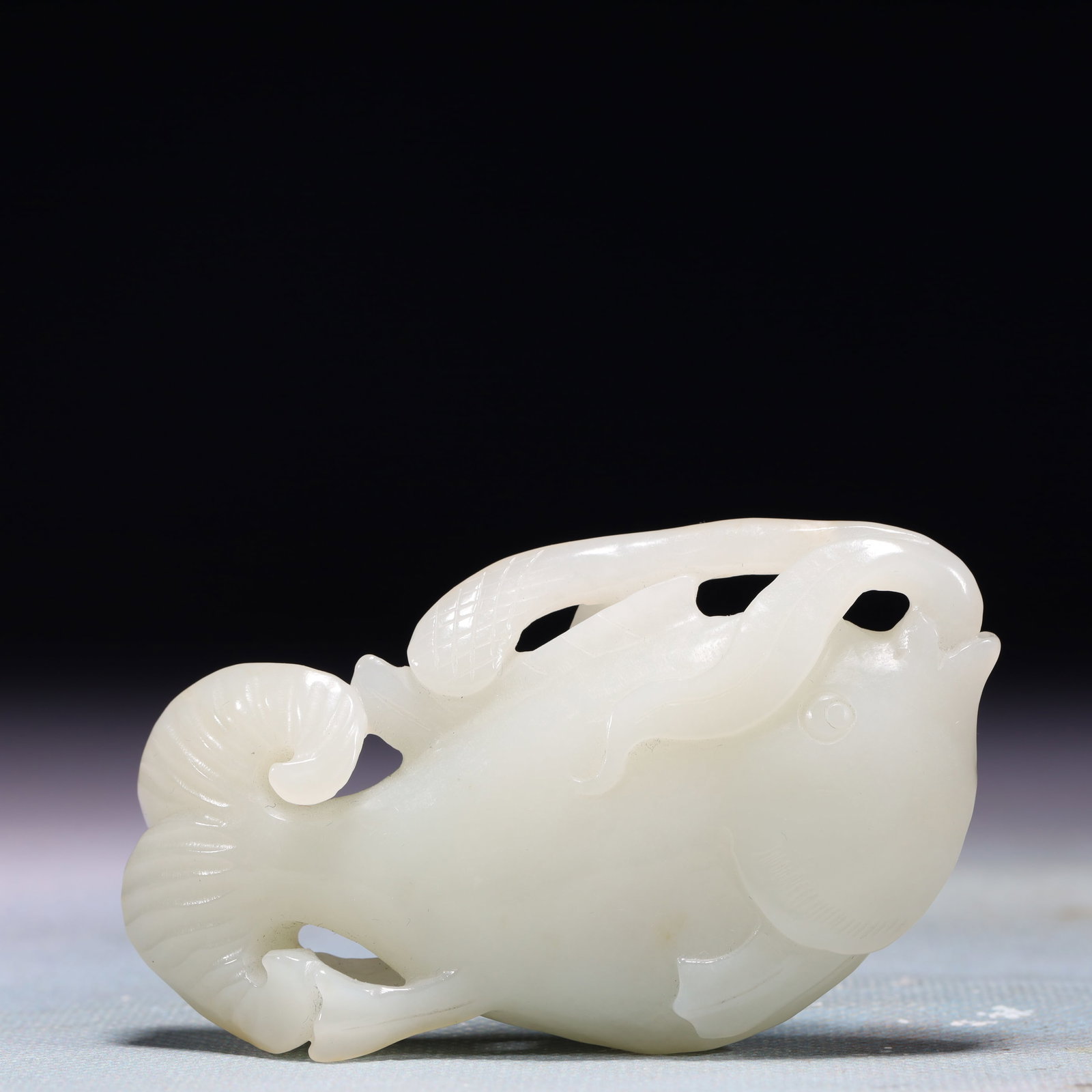 An Exquisite White Jade Fish Ornament: An Exquisite White Jade Fish Ornament,Qing Dynasty,China,Size:3.3inx2in,Weight:95.8g 白玉鱼摆件,中国清代