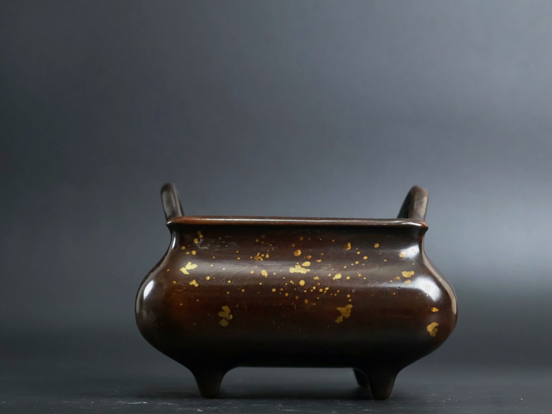 An Exquisite Gilt Bronze Double-Ears and Four-legs Censer: An Exquisite Gilt Bronze Double-Ears and Four-legs Censer,Ming Dynasty, China, Xuande Six-character Mark,Size:2.8inx3.9in,Weight:1940g 铜鎏金双耳四足香&