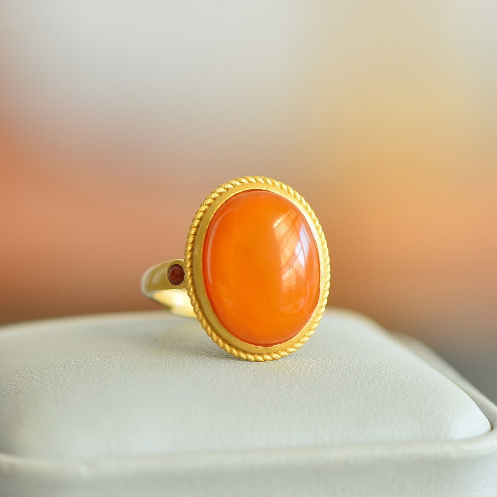 An Exquisite Sterling Silver-Gold Plated Inlaid Beeswax Ring: An Exquisite Sterling Silver-Gold Plated Inlaid Beeswax Ring,Size:0.5inx0.6in 纯银镀金镶蜜蜡戒指