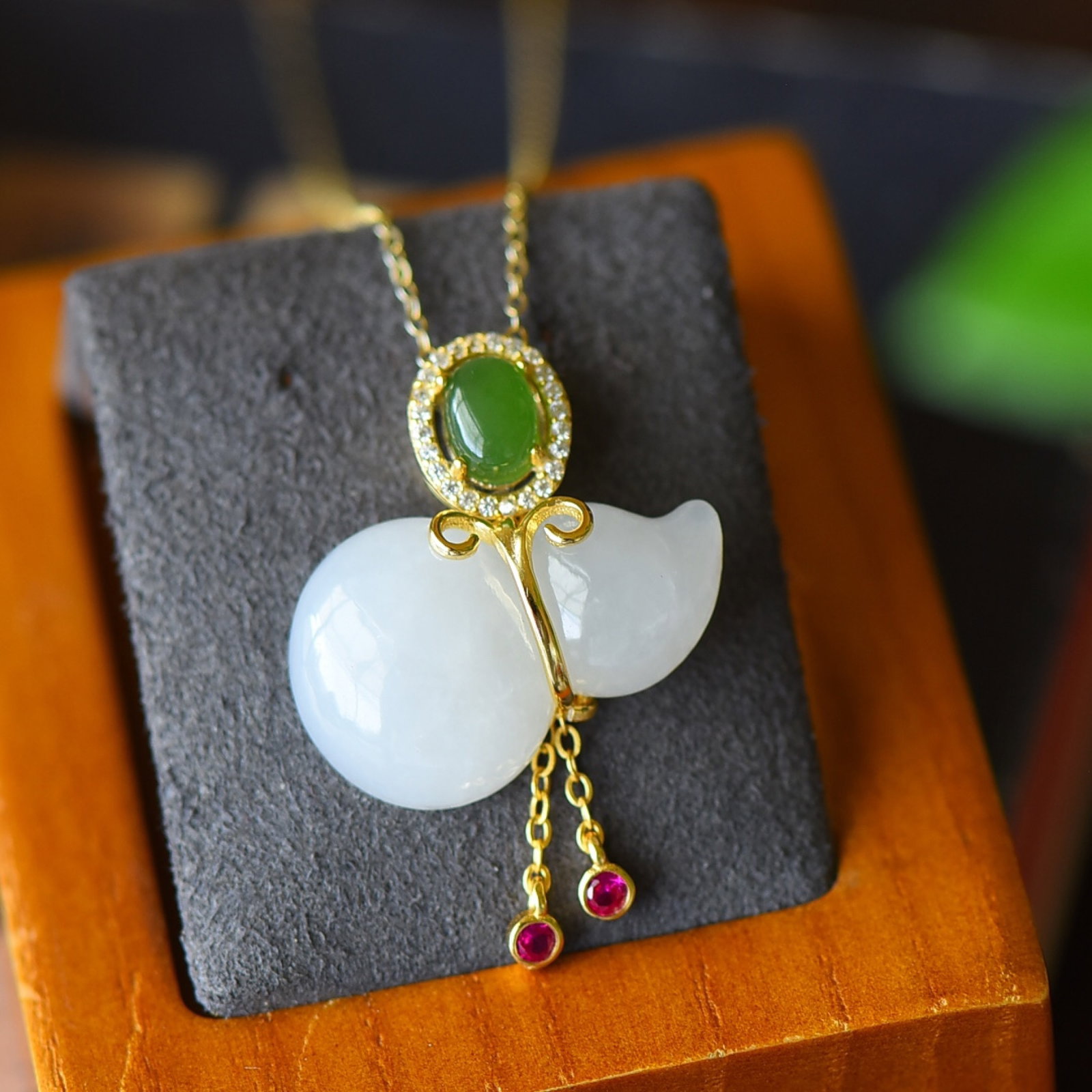 An Exquisite Sterling Silver-Gold Plated Inlaid White Jade Necklace,Inlaid Jasper: An Exquisite Sterling Silver-Gold Plated Inlaid White Jade Necklace,Inlaid Jasper,Size:1inx1.7in 纯银镀金镶白玉项链,嵌碧玉