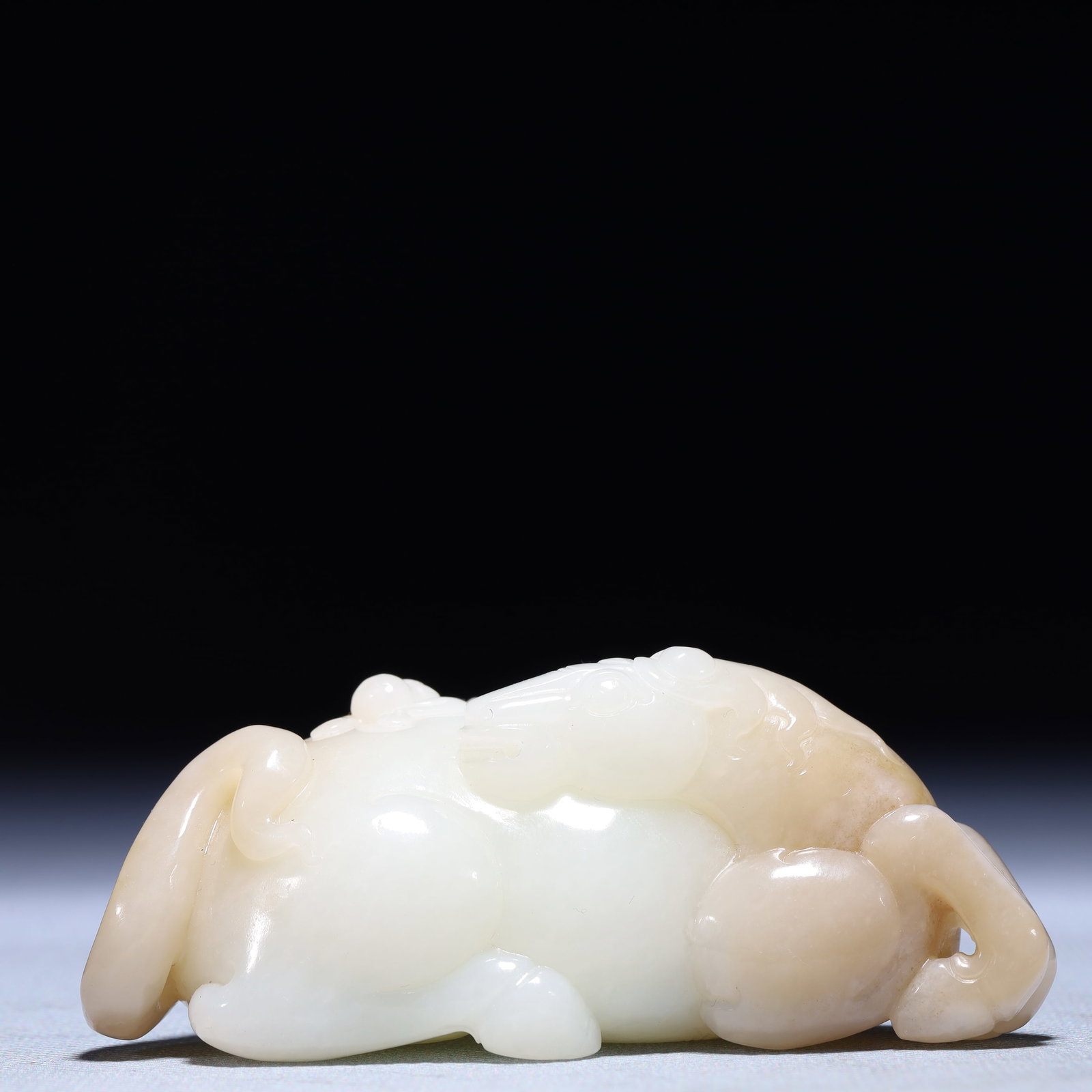 An Exquisite White Jade Horse Ornament: An Exquisite White Jade Horse Ornament,Qing Dynasty,China,Size:3.5inx1.6inx1.5in,Weight:190.2g 白玉骏马摆件,中国清代