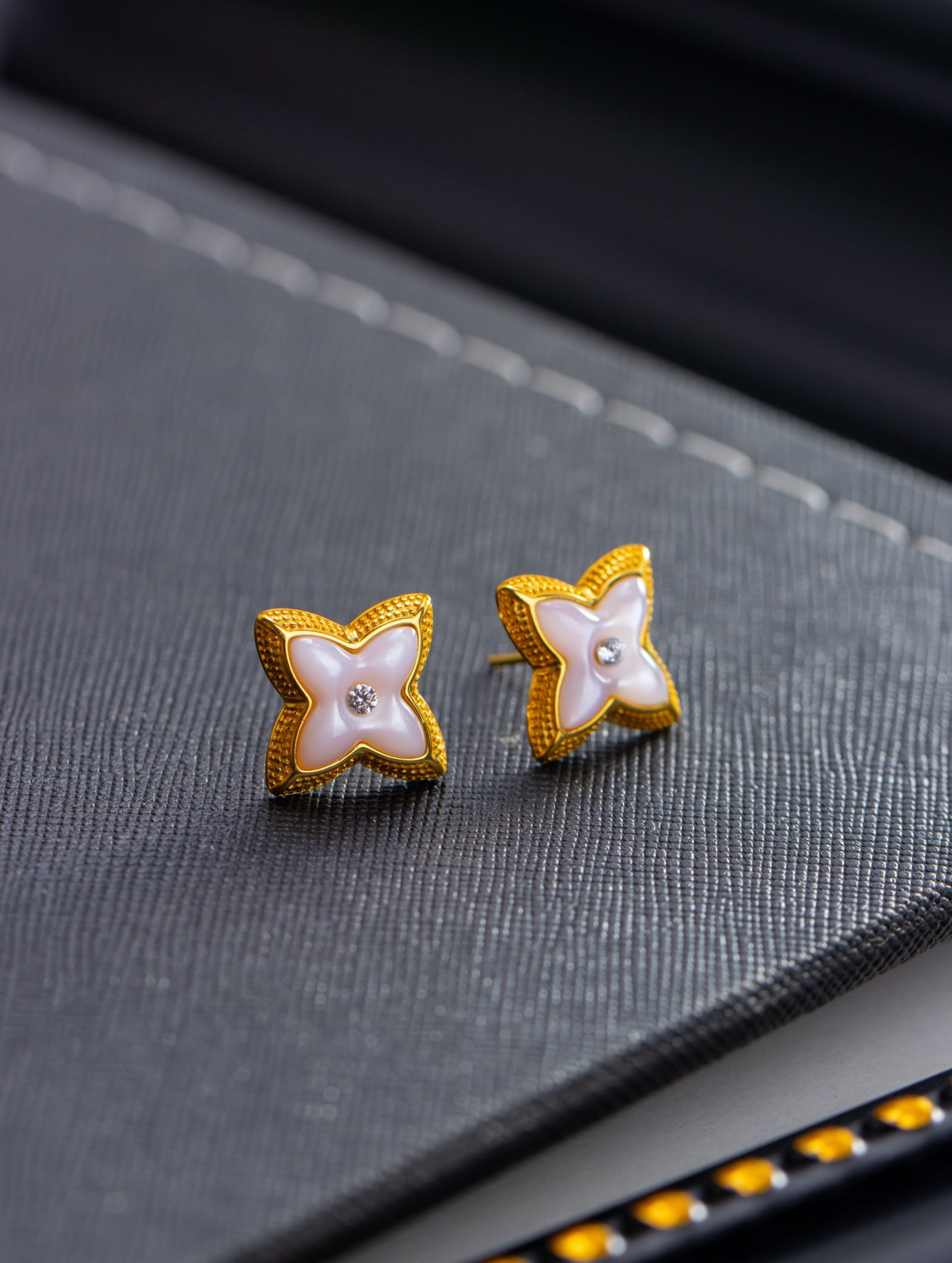 A Pair of Exquisite Sterling Silver-Gold Plated Inlaid Shell Earrings: A Pair of Exquisite Sterling Silver-Gold Plated Inlaid Shell Earrings 一对纯银镀金镶贝壳耳钉