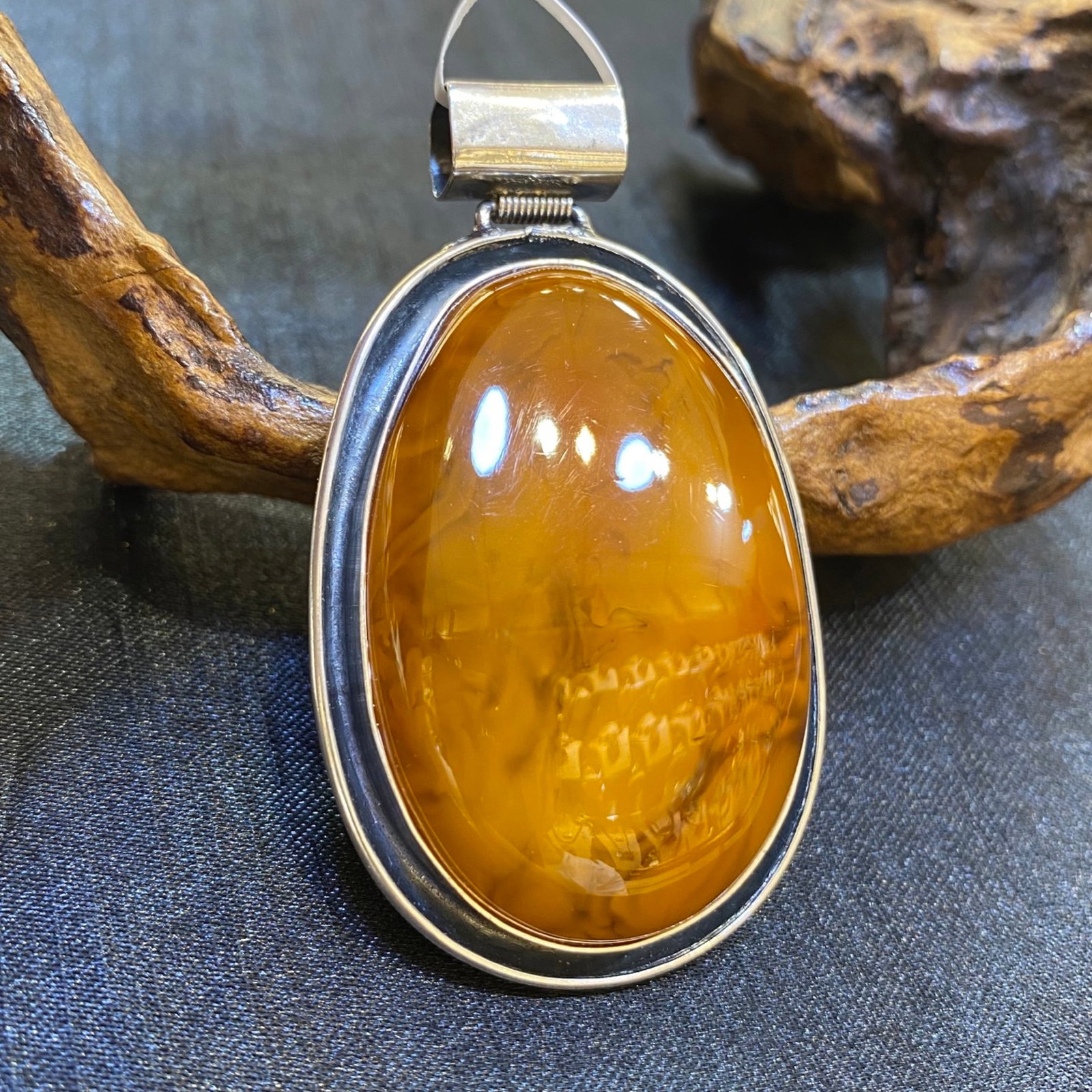 An Exquisite Beeswax Inlaid Silver Necklace: An Exquisite Beeswax Inlaid Silver Necklace,Size:1.4in,Weight:17.6g 蜜蜡镶银项链