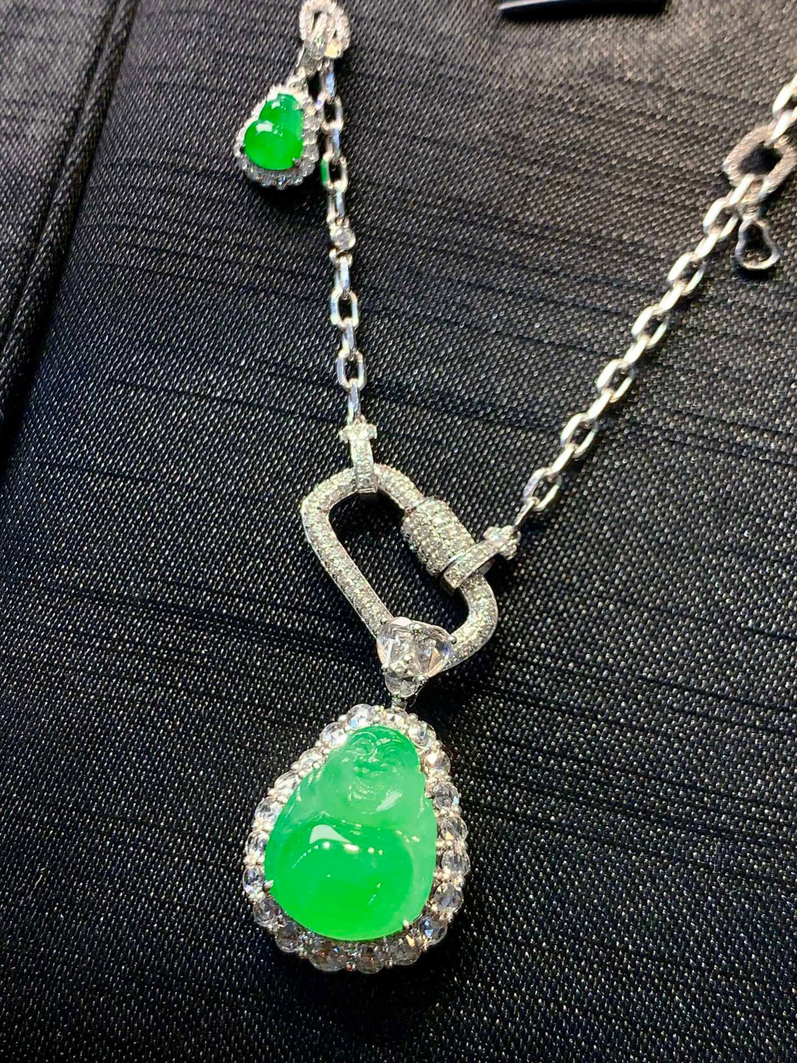 An Exquisite 18k Gold Diamond Inlaid Jadeite Necklace: An Exquisite 18k Gold Diamond Inlaid Jadeite Necklace,Size(Loose Stone):0.5inx0.4inx0.2in 18k金钻镶嵌翡翠项链