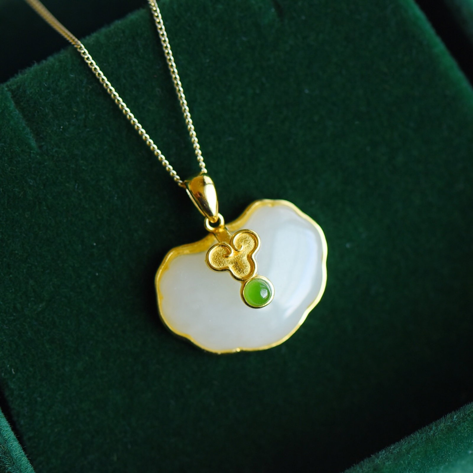 An Exquisite Sterling Silver-Gold Plated Inlaid White Jade Necklace: An Exquisite Sterling Silver-Gold Plated Inlaid White Jade Necklace,Size:0.6inx0.9in 纯银镀金镶白玉项链