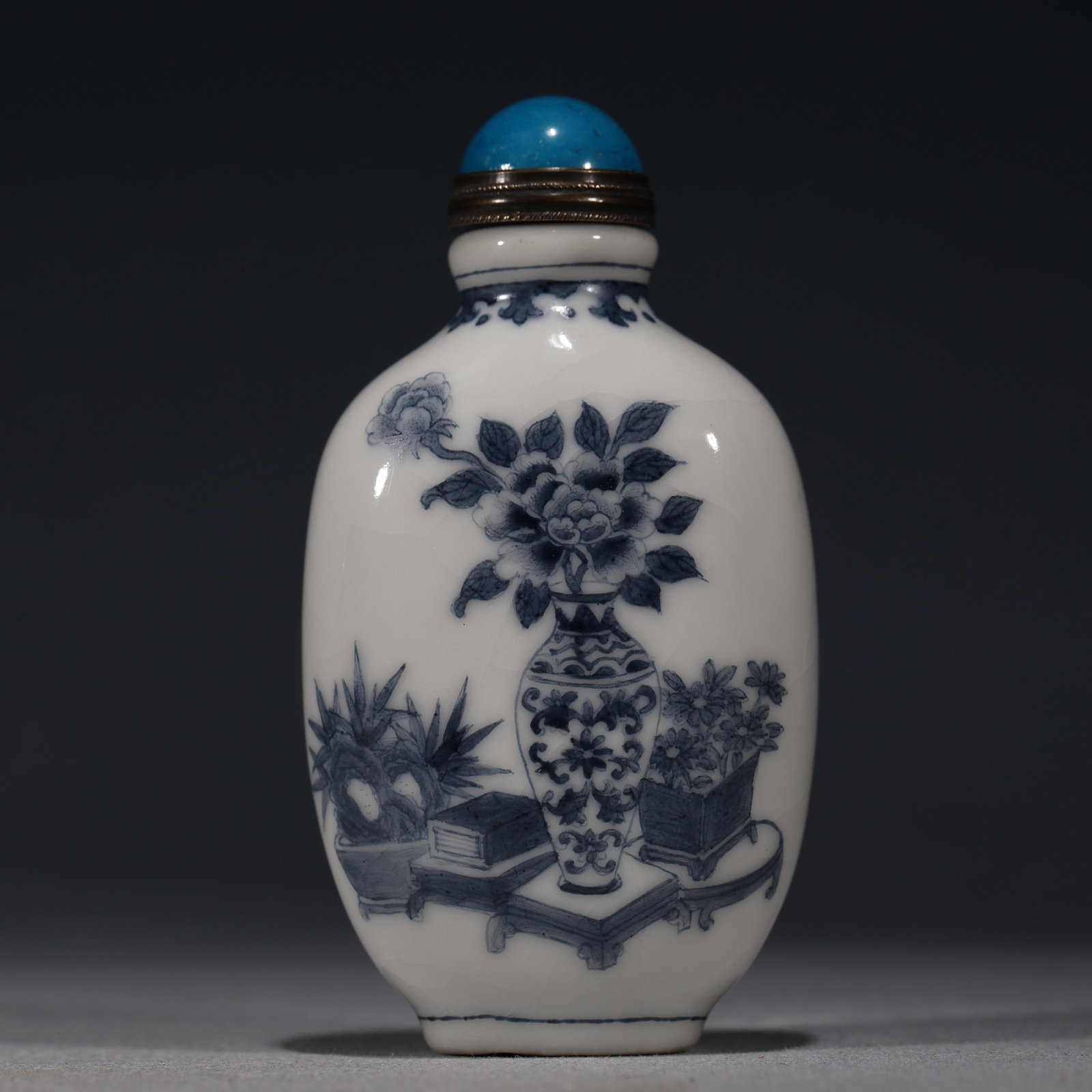 An Exquisite Blue And White Snuff Bottle With Antique Pattern (1 of 5)