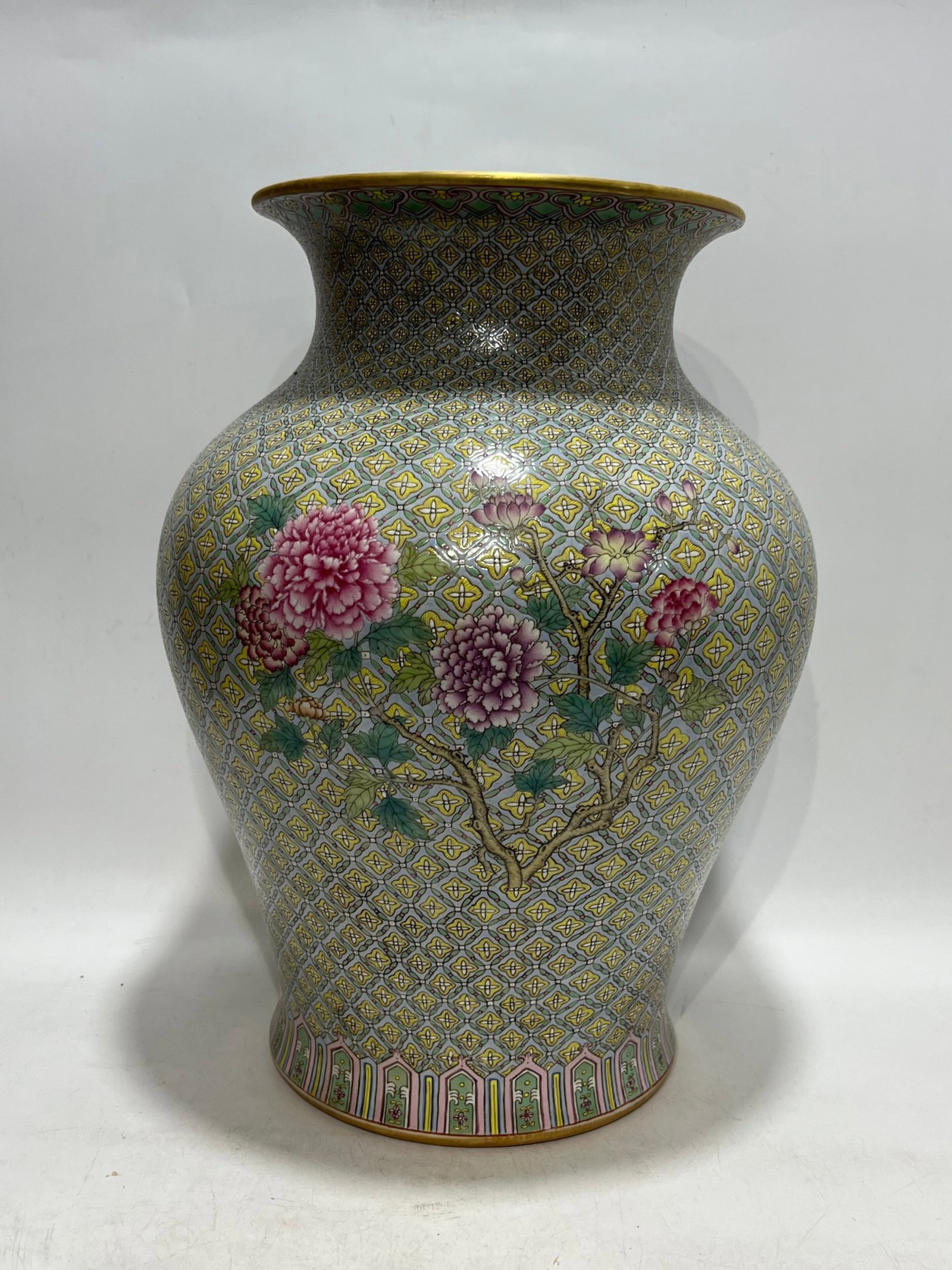 A Huge Famille-Rose Painted Gold Flower Pattern Vase (1 of 12)