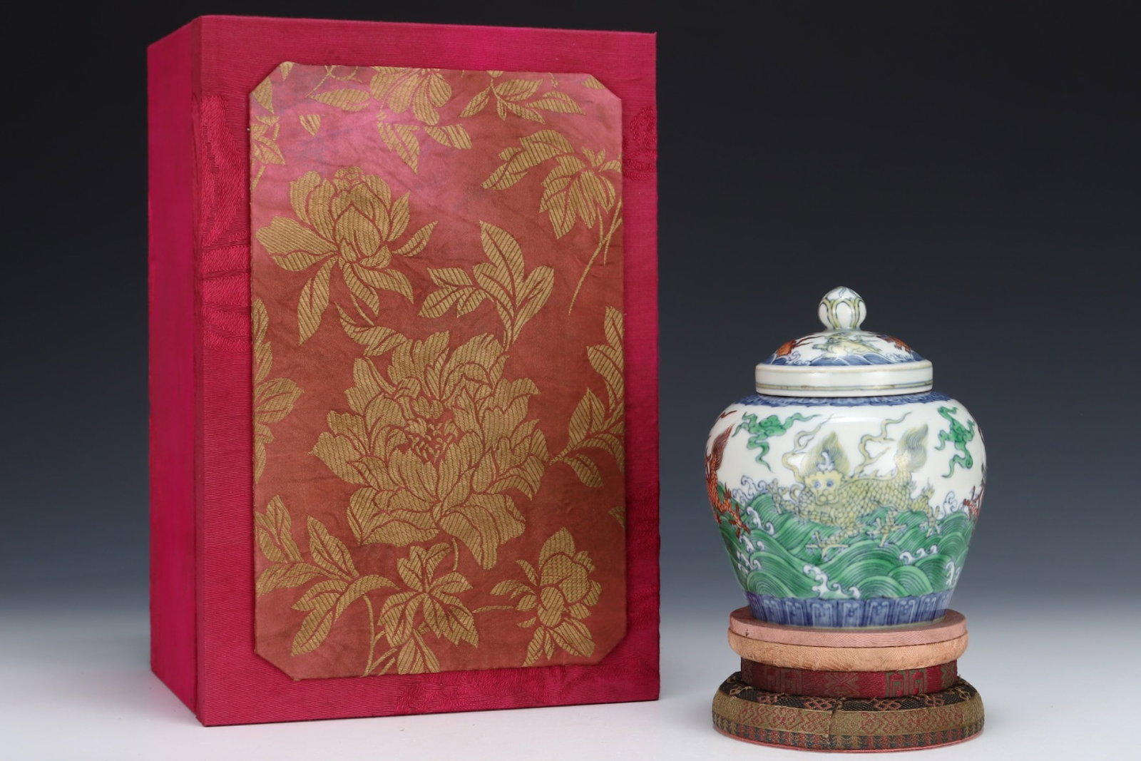 An Exquisite Doucai Seawater and Kylin Pattern Jar with Cover: An Exquisite Doucai Seawater and Kylin Pattern Jar with Cover,Ming Dynasty,China,Size:5.5inx4.3in 斗彩海水麒麟纹盖罐,中国明É