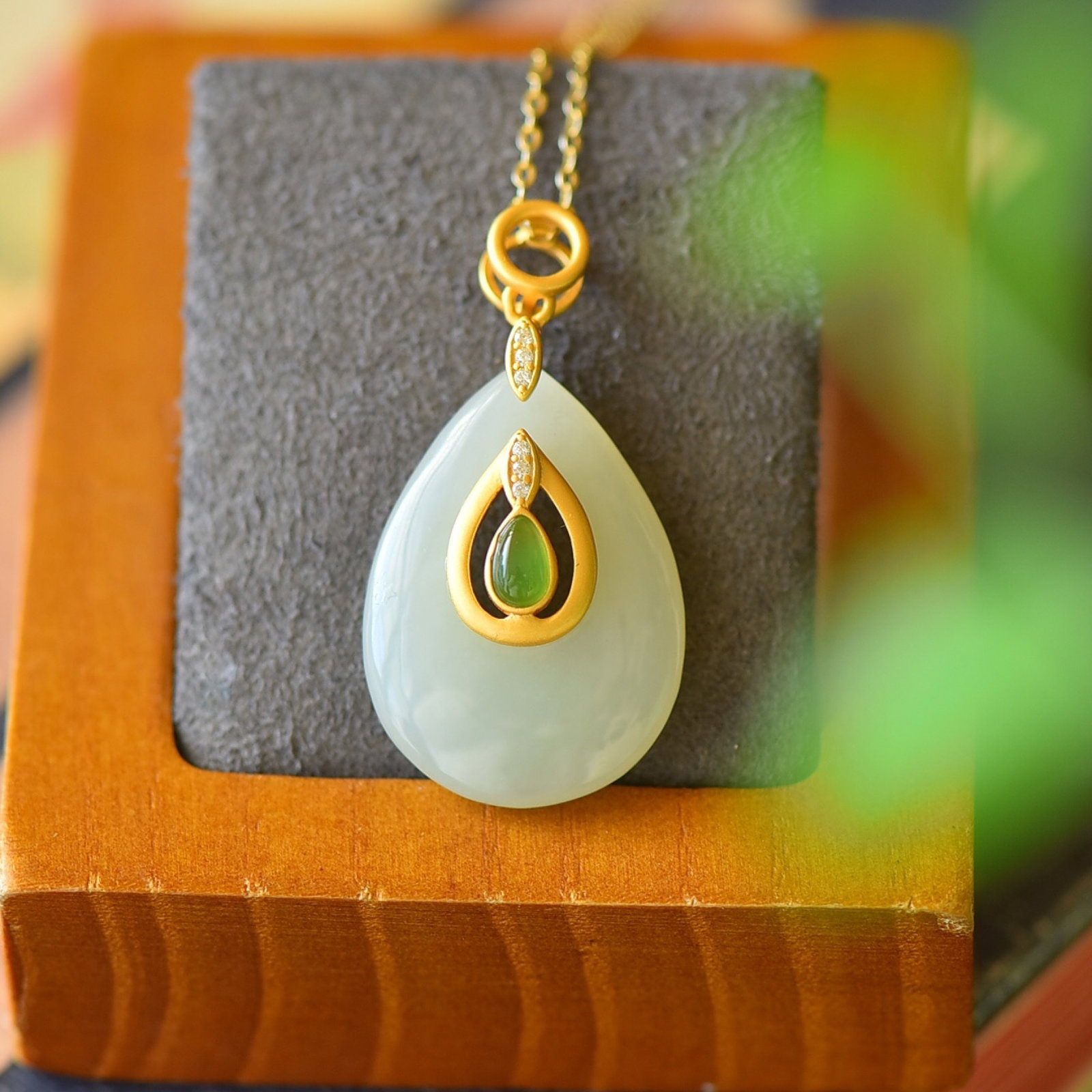 An Exquisite Sterling Silver-Gold Plated Inlaid White Jade Necklace,Inlaid Diamond: An Exquisite Sterling Silver-Gold Plated Inlaid White Jade Necklace,Inlaid Diamond,Size:0.7inx1.3in 纯银镀金镶白玉项链,嵌钻石
