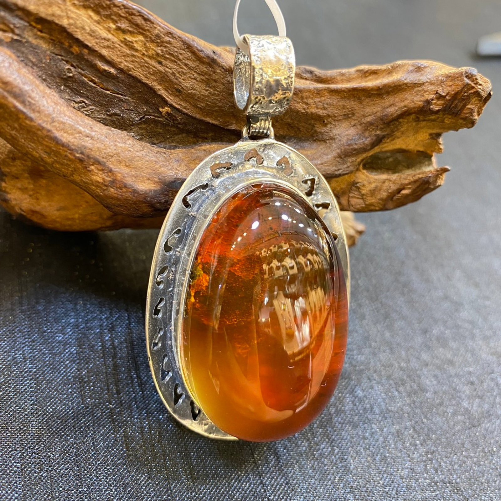 An Exquisite Beeswax Inlaid Silver Necklace: An Exquisite Beeswax Inlaid Silver Necklace,Size:1in,Weight:28.7g 蜜蜡镶银项链