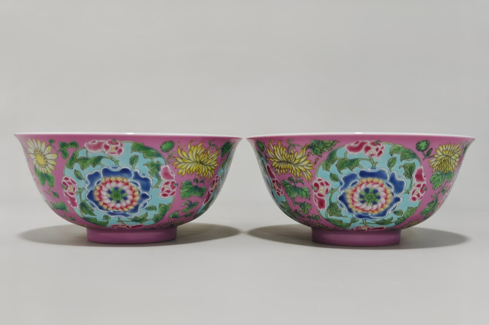 A Pair of Exquisite Enamel Flower Pattern Bowls: A Pair of Exquisite Enamel Flower Pattern Bowls,Qing Dynasty,China,Kangxi Four-character Mark,Size:2.8inx5.9in