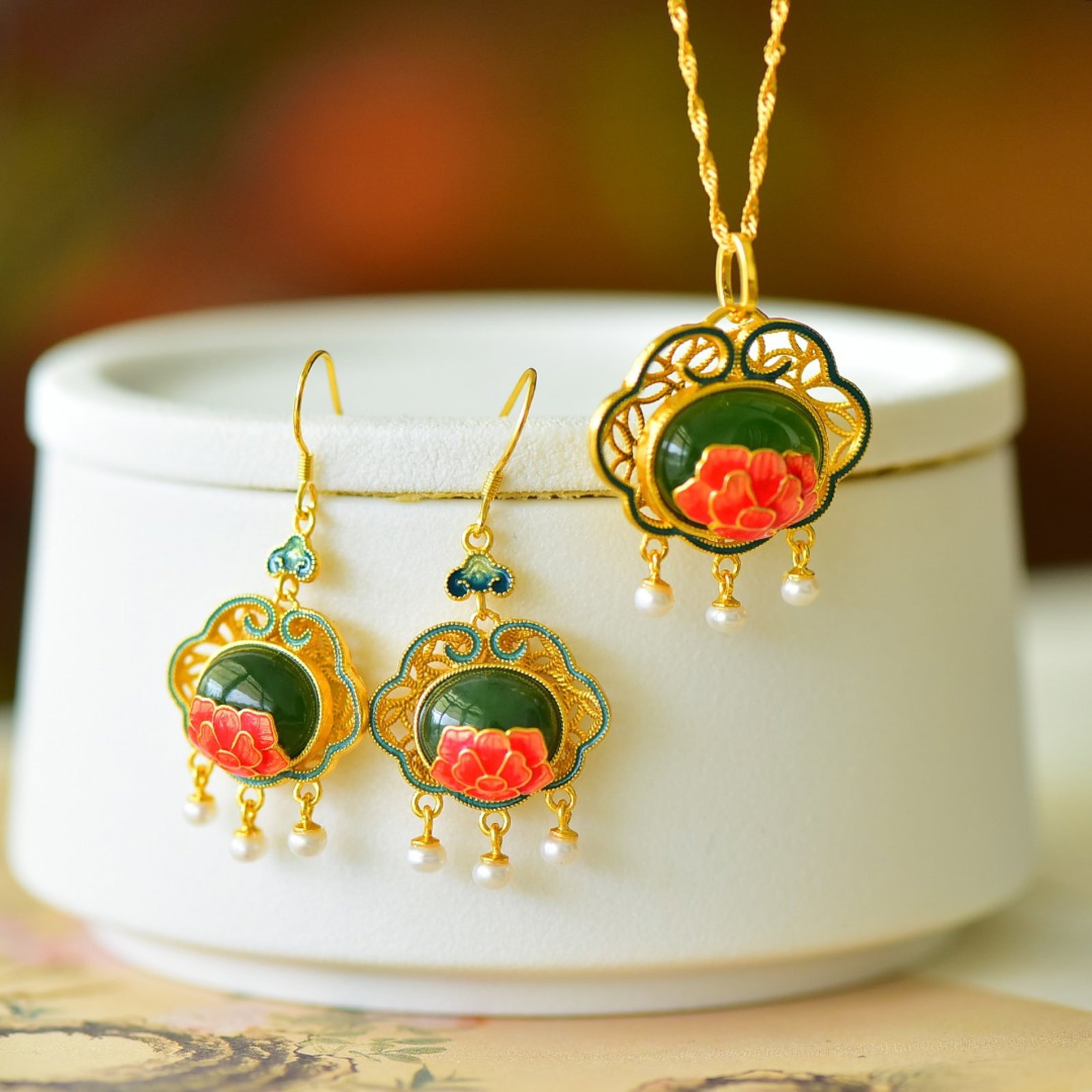A Set of Fine Sterling Silver-Gold Plated Inlaid Jasper Jewelrys,Inlaid Pearl: A Set of Fine Sterling Silver-Gold Plated Inlaid Jasper Jewelrys,Inlaid Pearl 一套纯银镀金镶碧玉首饰,嵌珍珠