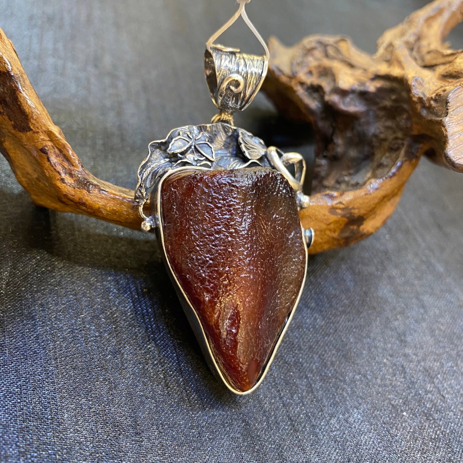 An Exquisite Beeswax Inlaid Silver Necklace: An Exquisite Beeswax Inlaid Silver Necklace,Size:1.5in,Weight:22.1g 蜜蜡镶银项链