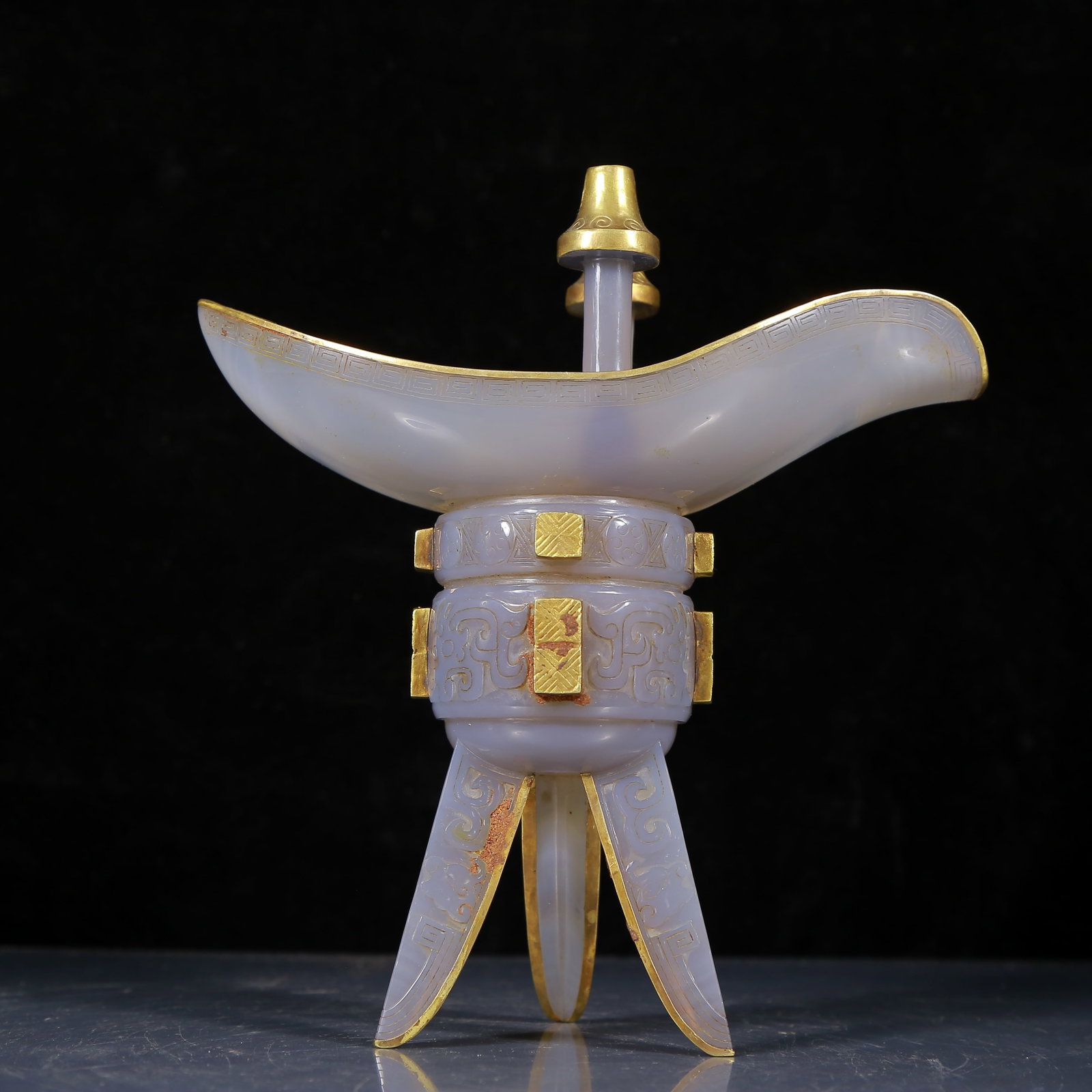 An Exquisite Agate Cover with Gold Tripod Goblet: An Exquisite Agate Cover with Gold Tripod Goblet,Qing Dynasty, China,Size:8.3inx5.1inx8.7in,Weight:690g 玛瑙包金三足爵杯，清代
