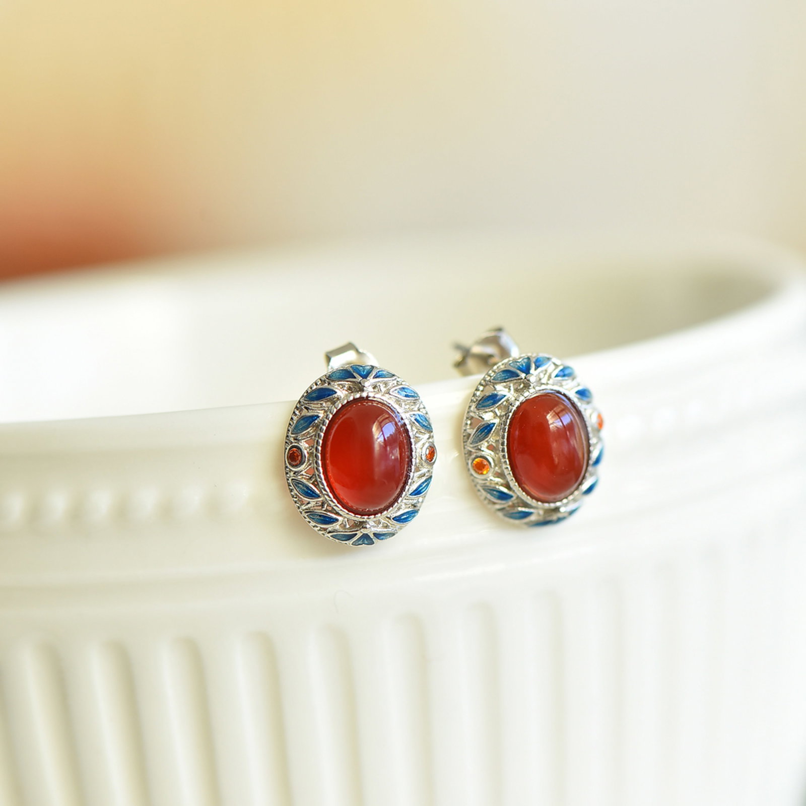 A Pair of Exquisite Sterling Silver Inlaid Red Agate Earrings: A Pair of Exquisite Sterling Silver Inlaid Red Agate Earrings,Size:0.2inx0.3in 一对纯银镶红玛瑙耳钉