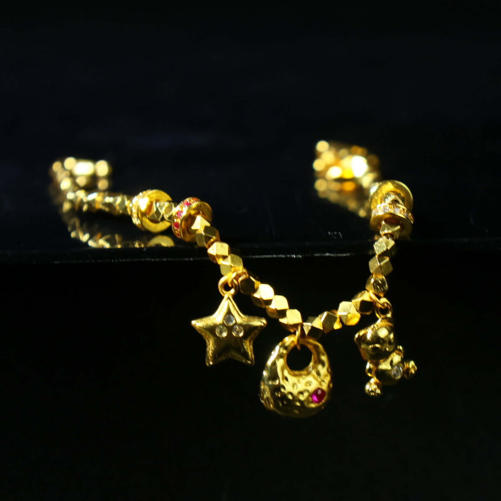 An Exquisite Bracelet: An Exquisite Bracelet 一个精美的手链