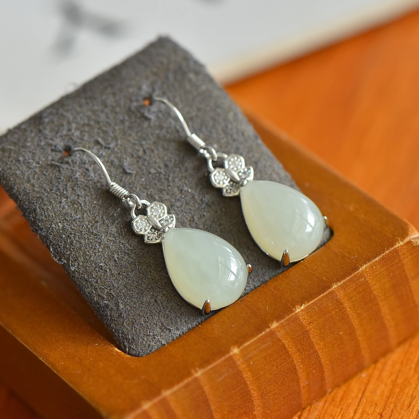 A Pair of Exquisite Sterling Silver Inlaid White Jade Earrings,Inlaid Diamond: A Pair of Exquisite Sterling Silver Inlaid White Jade Earrings,Inlaid Diamond,Size:0.4inx0.6in 一对纯银镶白玉耳环,嵌钻石