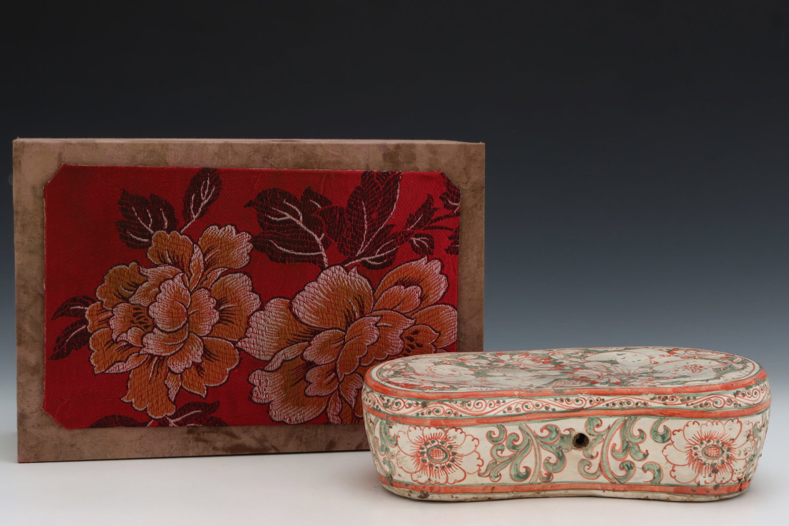 An Exquisite Cizhou yao Red-and-Green Glazed Figure Pattern Pillow (1 of 8)