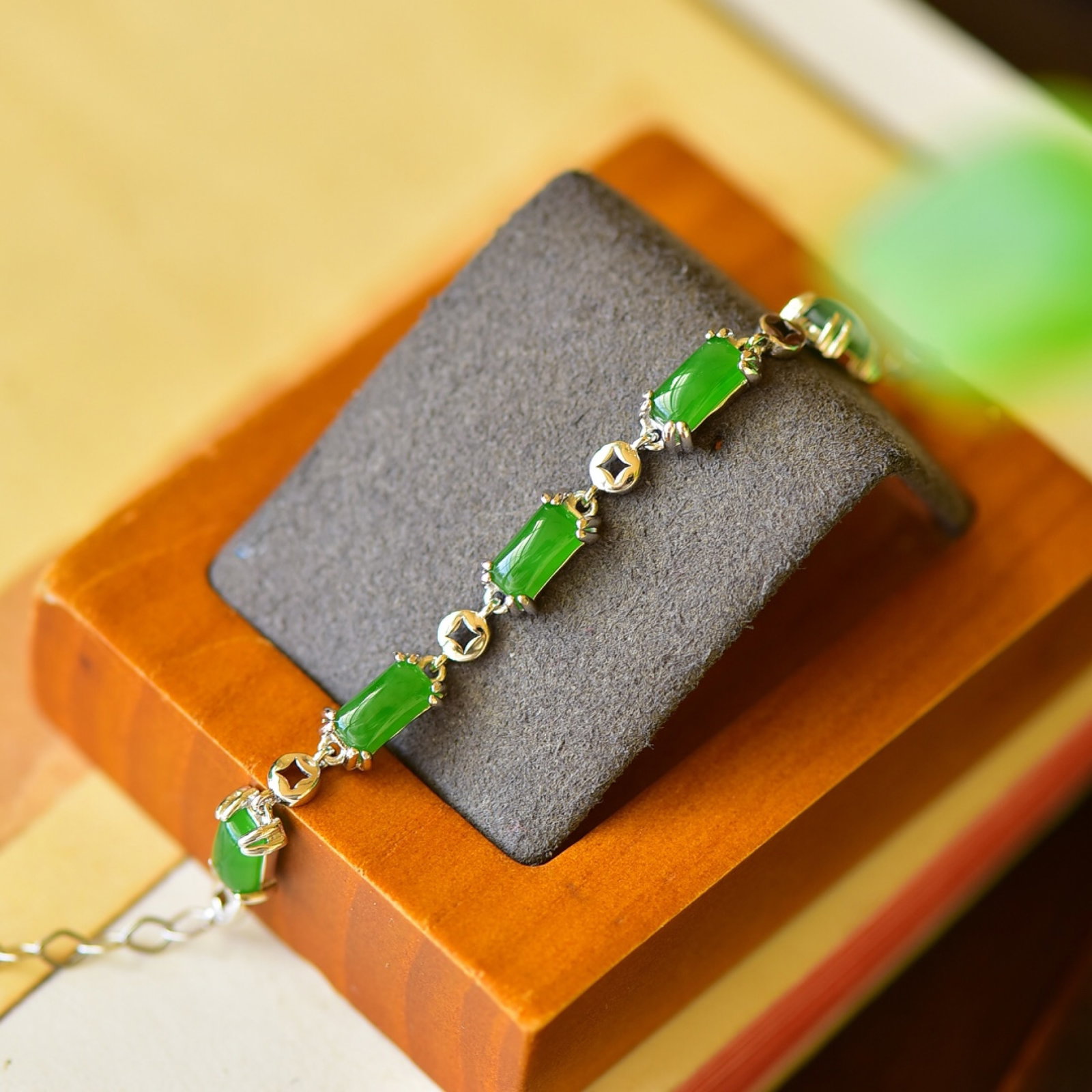 An Exquisite Sterling Silver Inlaid Jasper Bracelet: An Exquisite Sterling Silver Inlaid Jasper Bracelet,Size:0.2inx0.3in 纯银镶碧玉手链
