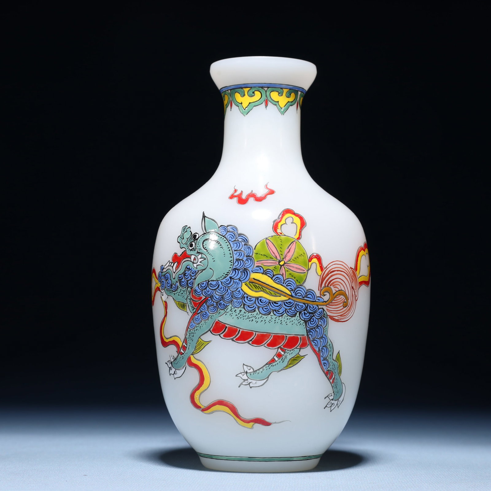 An Exquisite Glass Lion Pattern Vase (1 of 9)