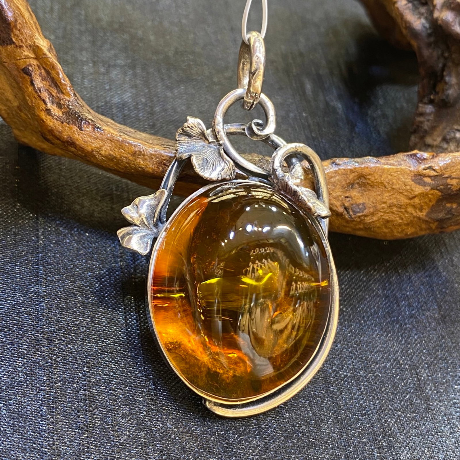 An Exquisite Beeswax Inlaid Silver Necklace: An Exquisite Beeswax Inlaid Silver Necklace,Size:1.1in,Weight:16.2g 蜜蜡镶银项链