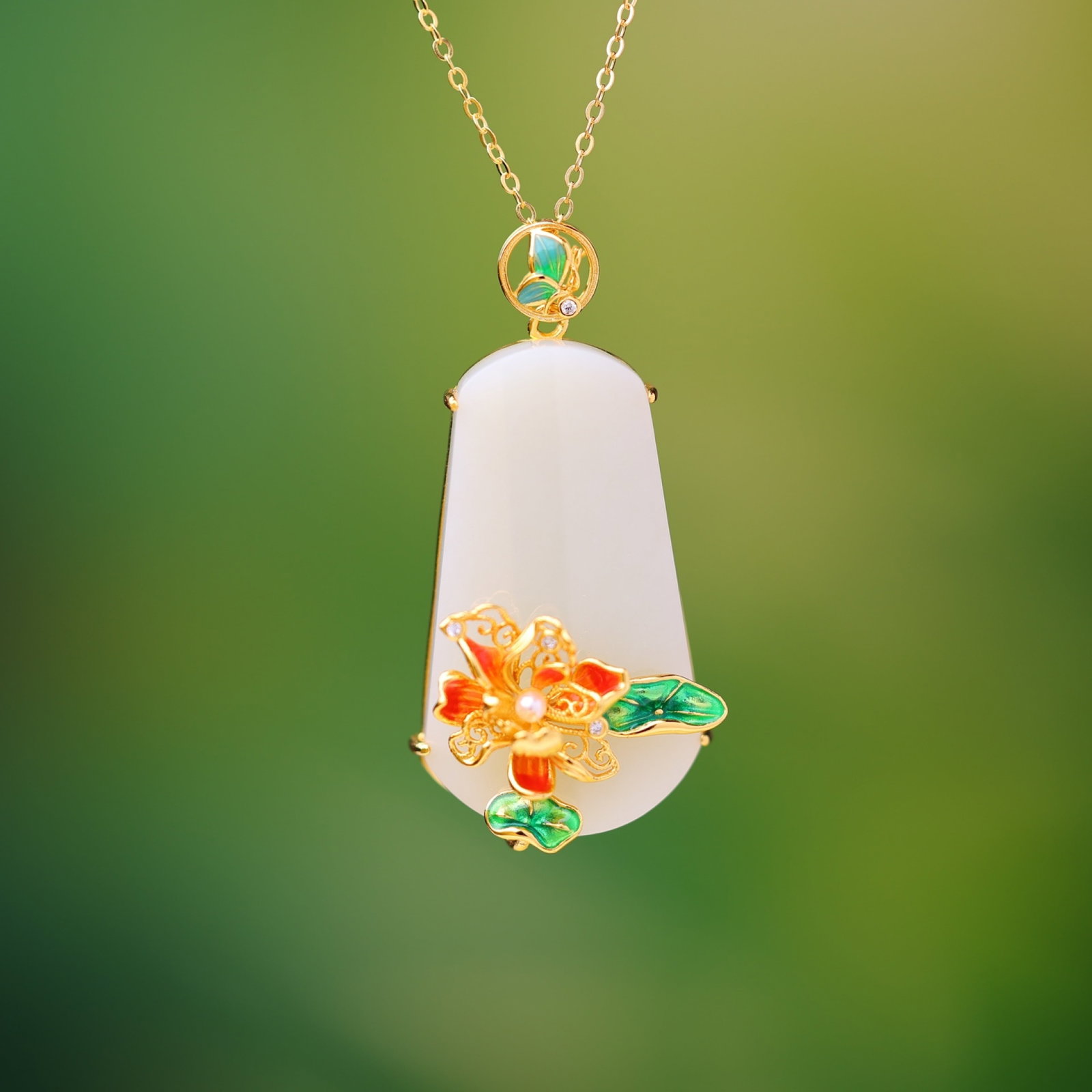 An Exquisite Sterling Silver-Gold Plated Inlaid White Jade Pendant: An Exquisite Sterling Silver-Gold Plated Inlaid White Jade Pendant,Size:0.7inx1.3in 纯银镀金镶白玉吊坠