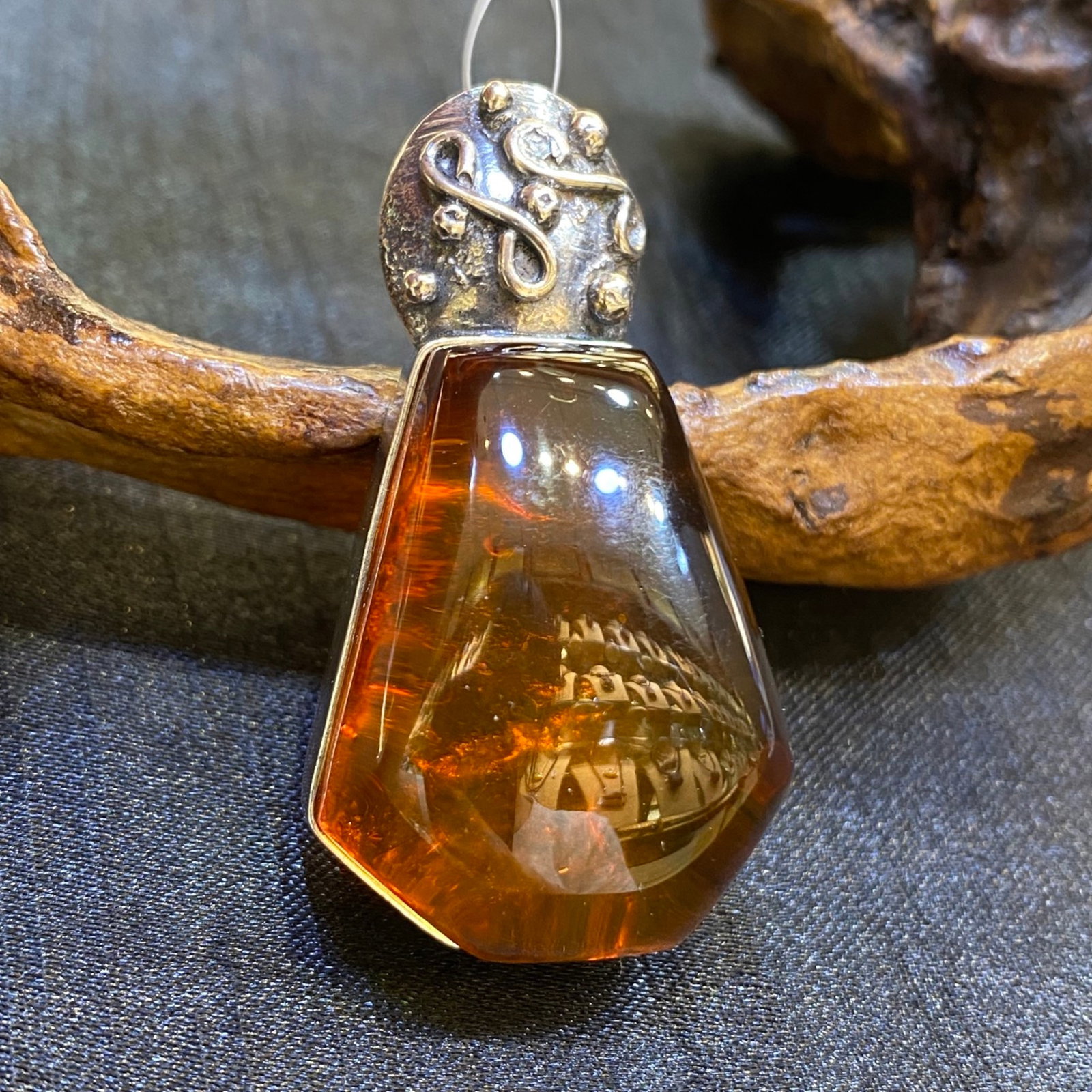 An Exquisite Beeswax Inlaid Silver Necklace: An Exquisite Beeswax Inlaid Silver Necklace,Size:1in,Weight:13.3g 蜜蜡镶银项链