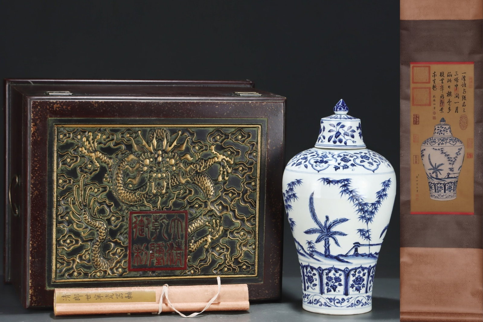 A Huge Blue and White Flower Pattern Bottle,with Chinese Vertical Scroll Ink Painting on Silk: A Huge Blue and White Flower Pattern Bottle,with Chinese Vertical Scroll Ink Painting on Silk,Ming Dynasty,China,Size:(Silk)24.8inx10.6in,(Porcelain)16.1inx8.5in 青花花卉ಬ