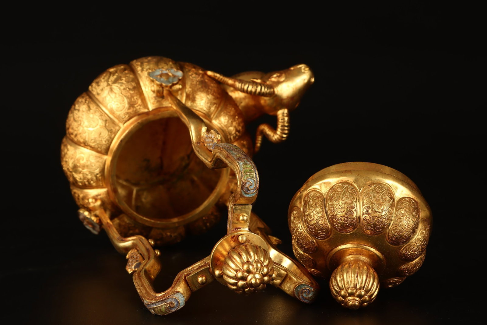 An Exquisite Gilt Bronze Lotus Pattern Loop-Handled Pot - 6