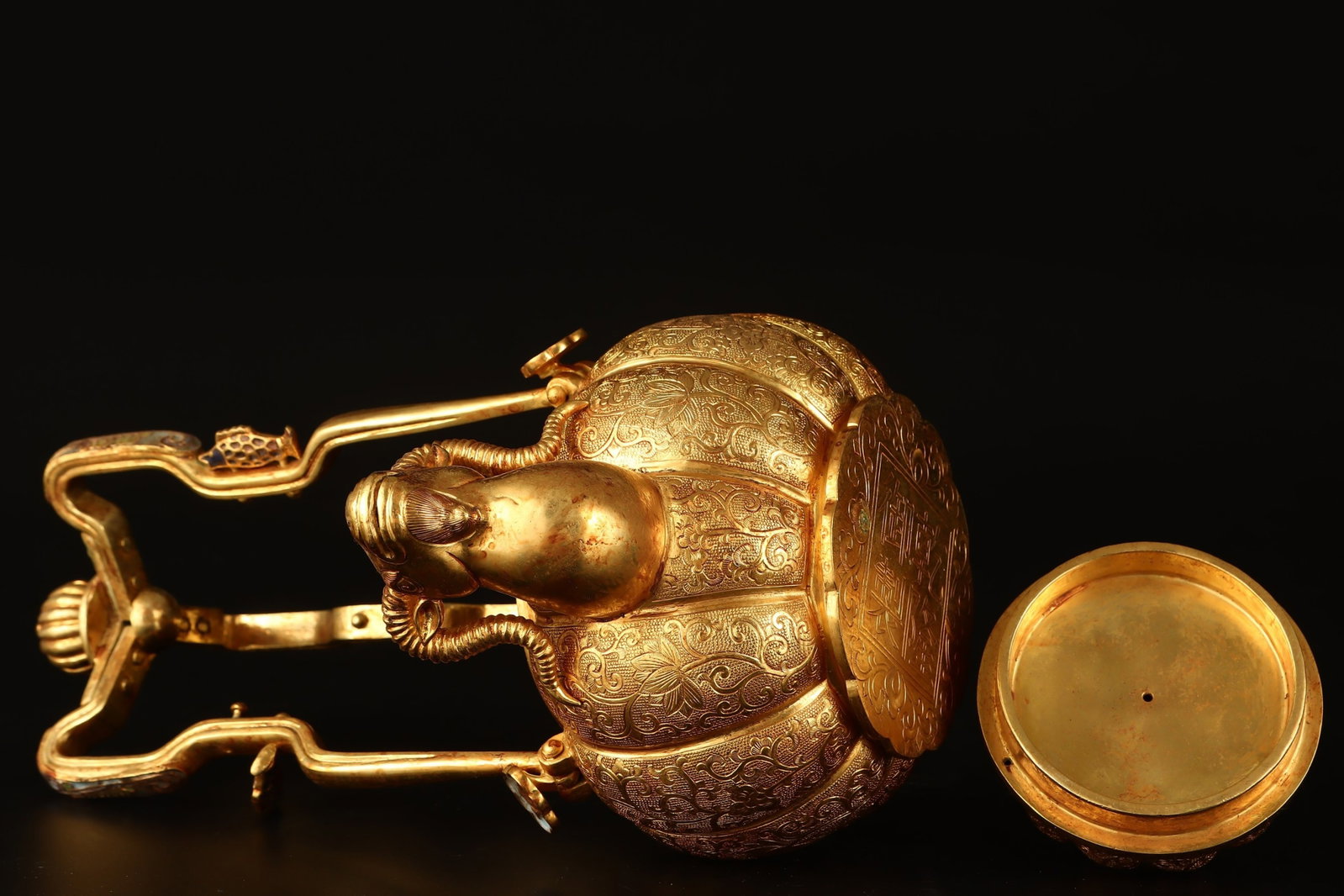 An Exquisite Gilt Bronze Lotus Pattern Loop-Handled Pot - 7
