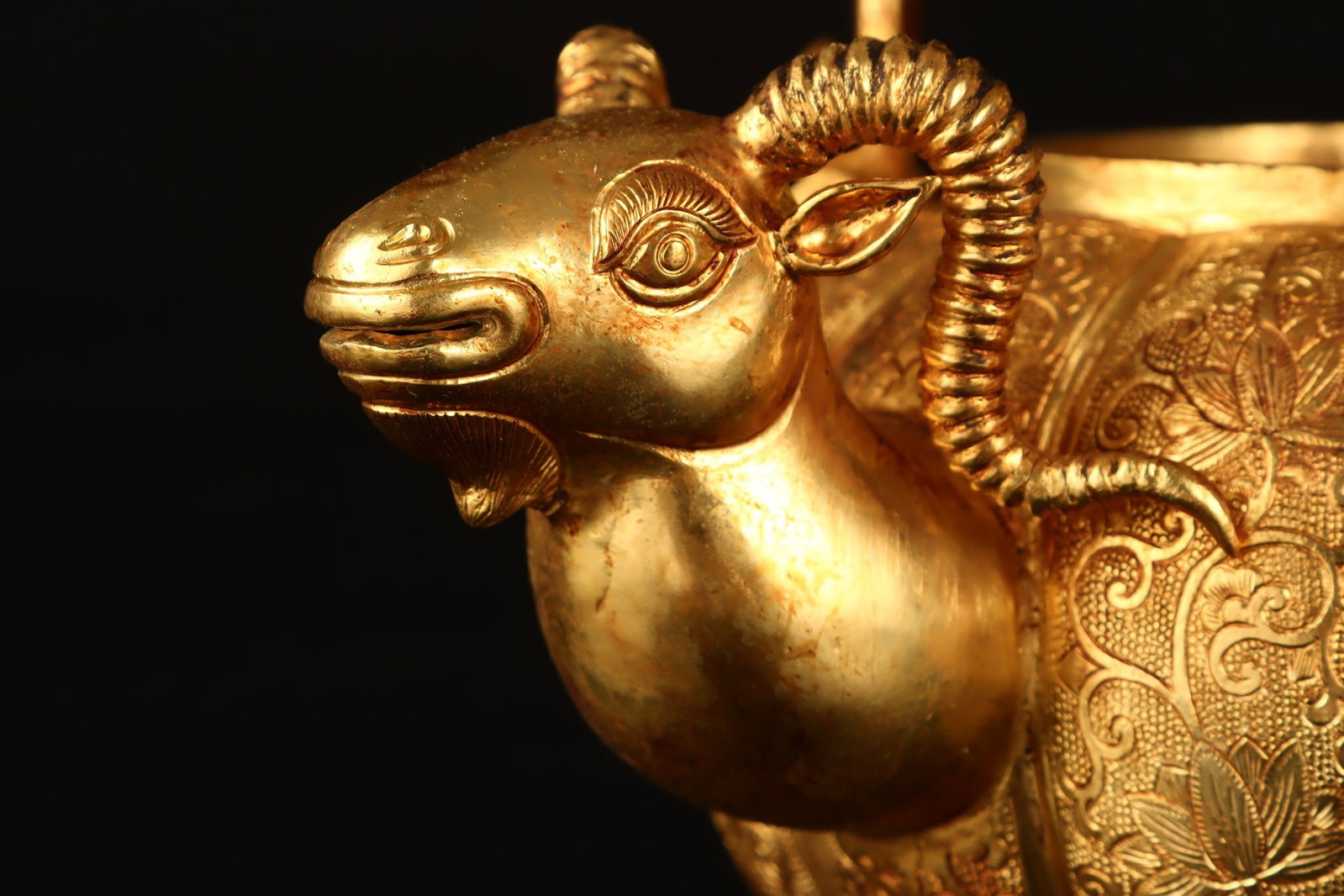 An Exquisite Gilt Bronze Lotus Pattern Loop-Handled Pot - 8