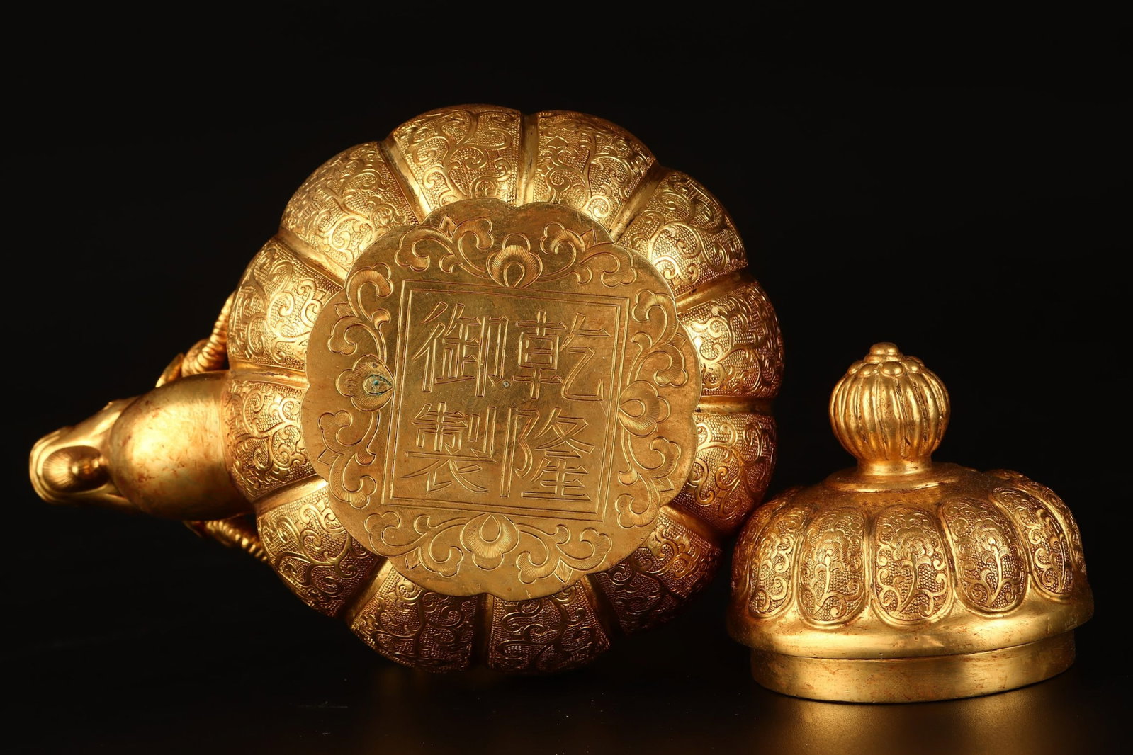An Exquisite Gilt Bronze Lotus Pattern Loop-Handled Pot - 9