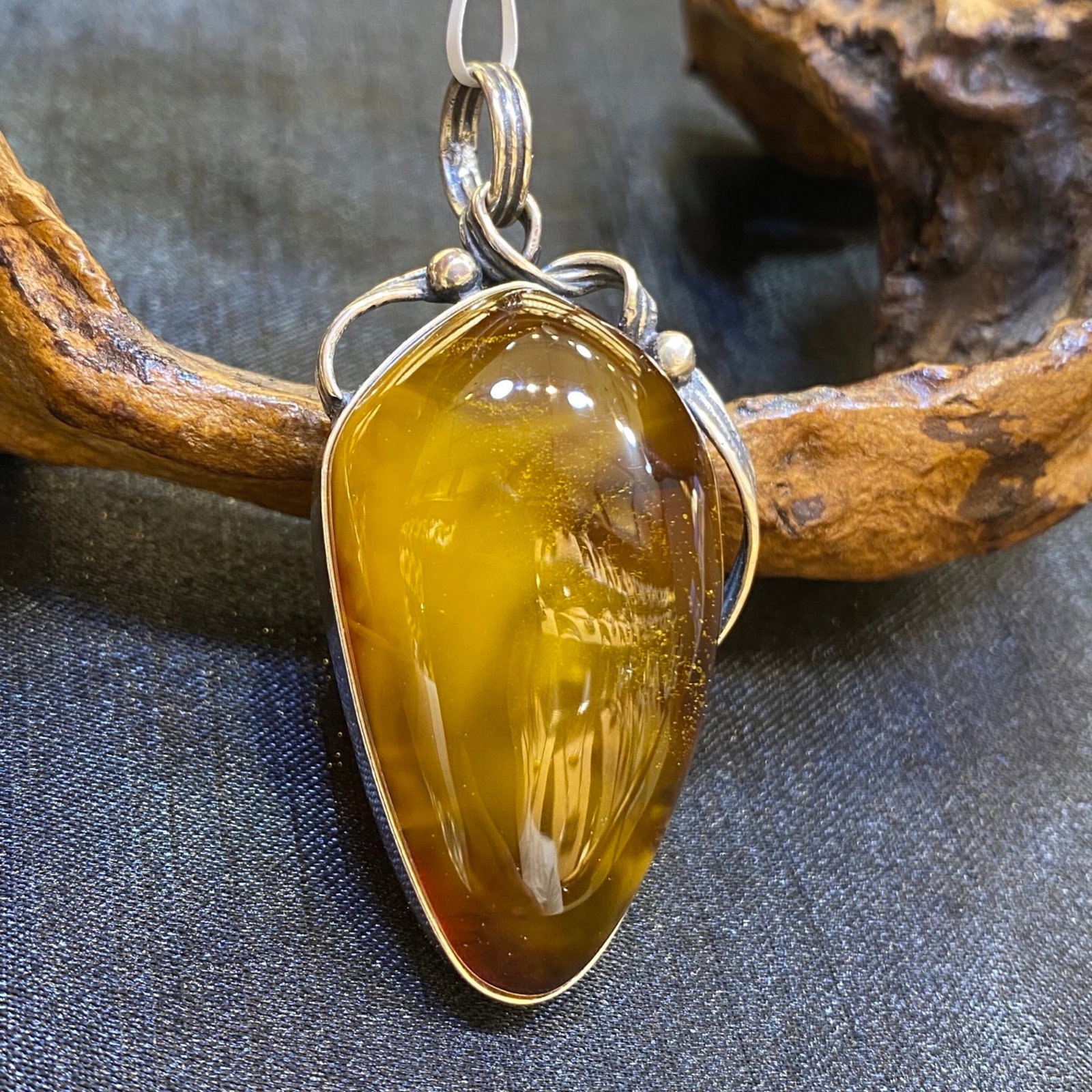 An Exquisite Beeswax Inlaid Silver Necklace: An Exquisite Beeswax Inlaid Silver Necklace,Size:28.7mm,Weight:12.6g 蜜蜡镶银项链