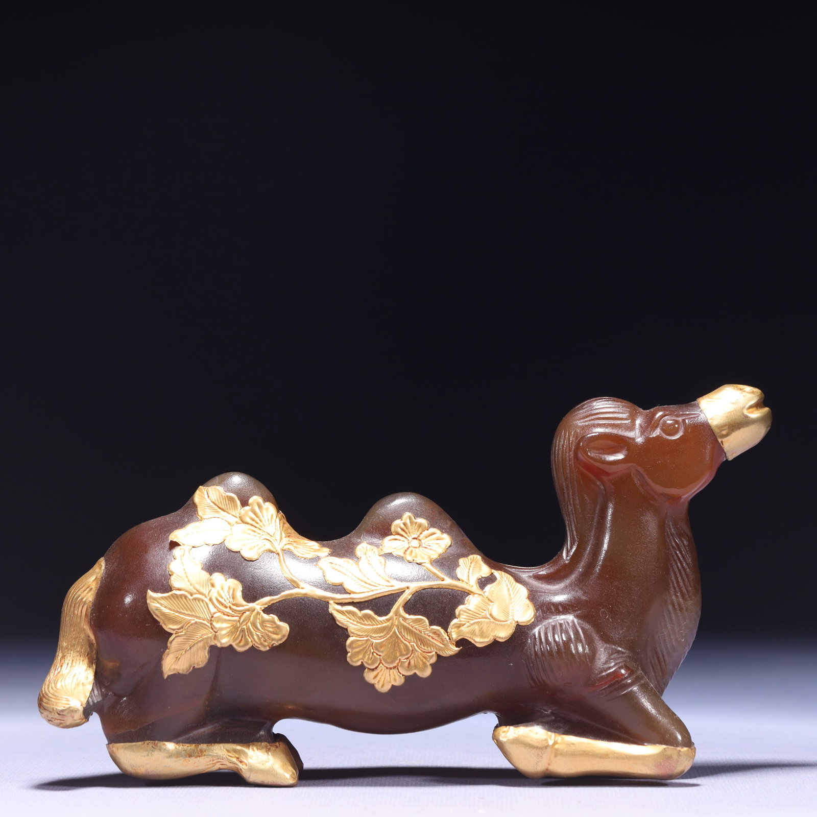 An Exquisite Agate Cover with Gold Flower Pattern Camel Ornament (1 of 12)