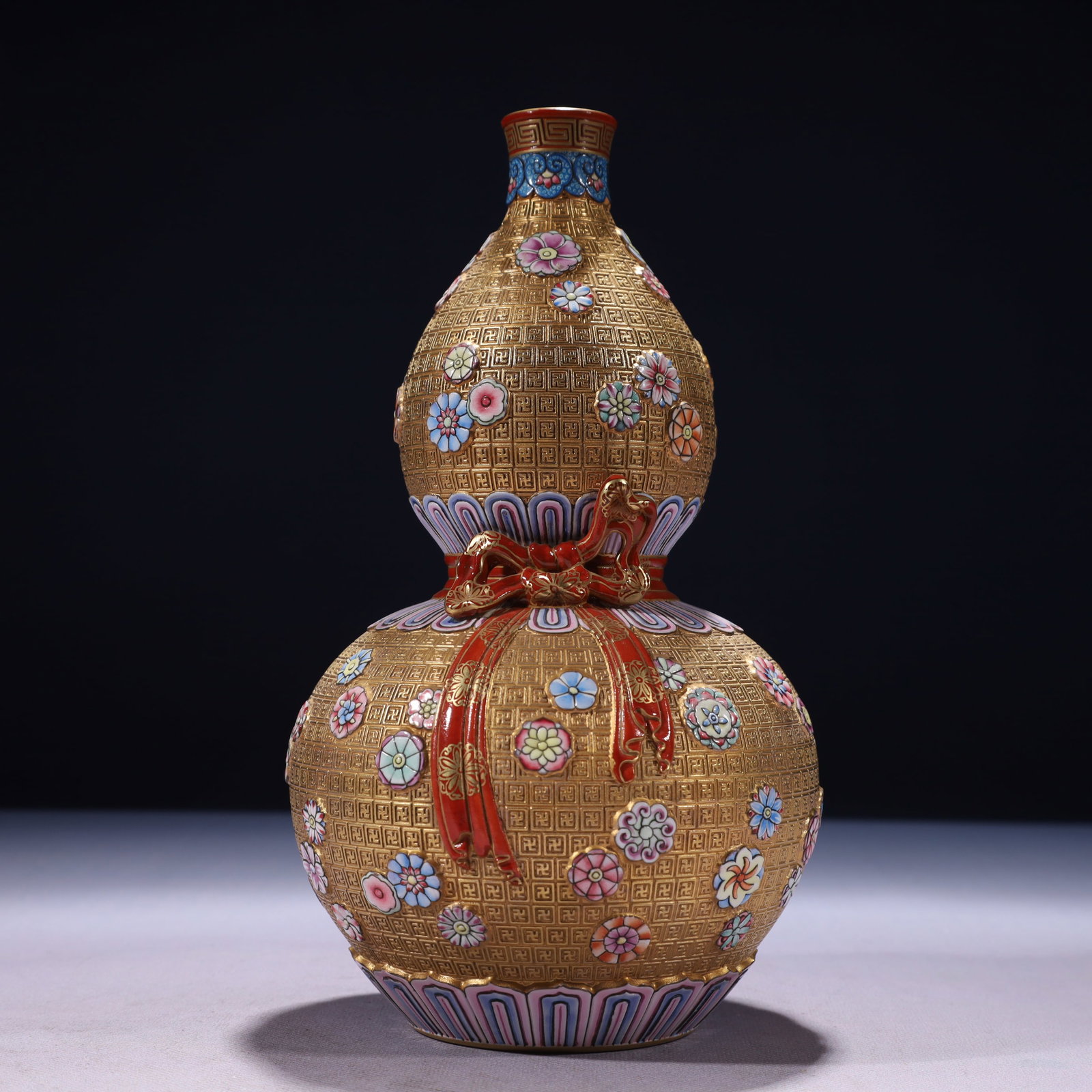 An Exquisite Gold Ground Famille-Rose Flower Pattern Gourd-Shaped Vase: An Exquisite Gold Ground Famille-Rose Flower Pattern Gourd-Shaped Vase,Qing Dynasty,China,Qianlong Six-character Mark,Size:5.1inx9.8in,Weight:1100g 金地粉彩花卉 