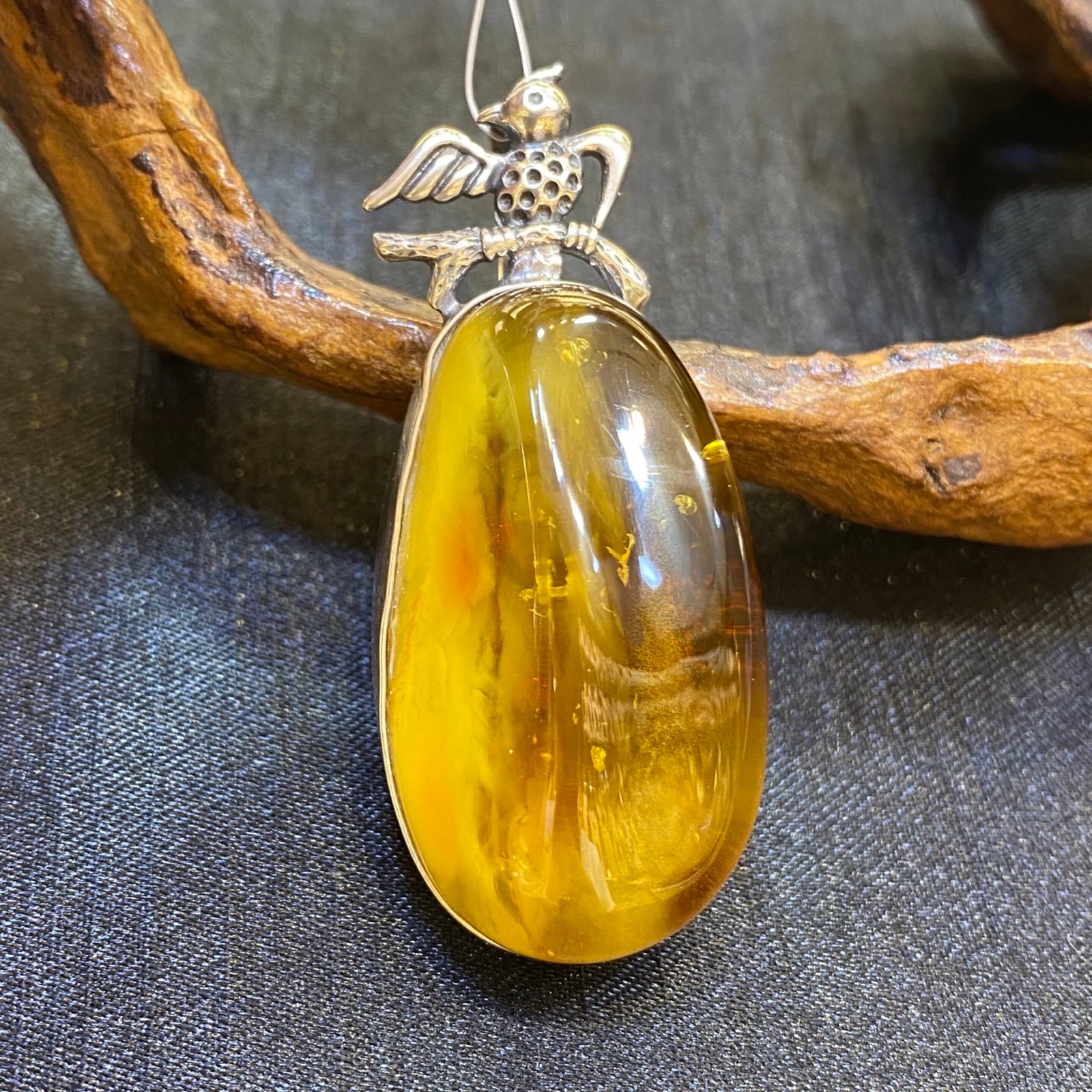 An Exquisite Beeswax Inlaid Silver Necklace: An Exquisite Beeswax Inlaid Silver Necklace,Size:23.3mm,Weight:11.9g 蜜蜡镶银项链
