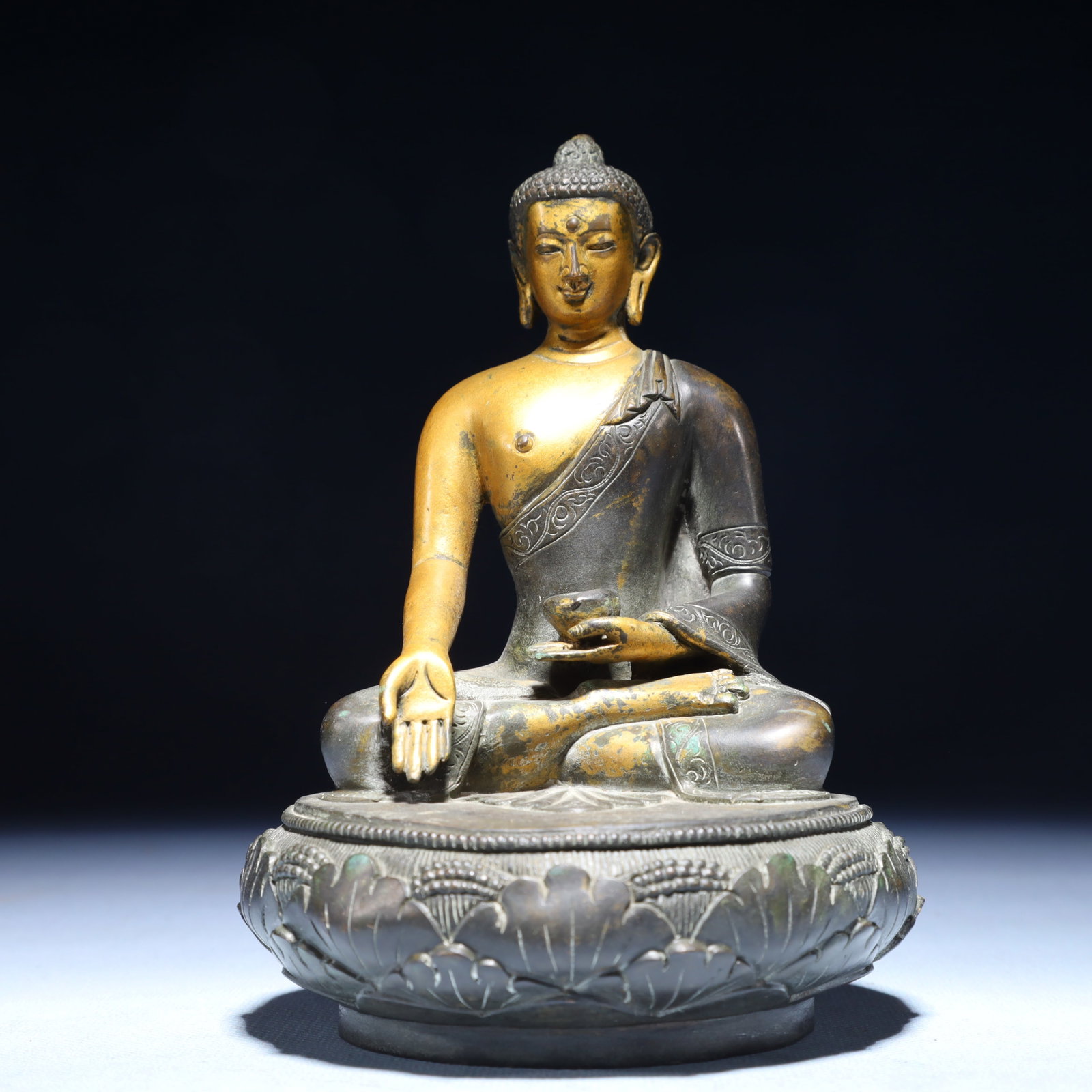 A Solemn Gilt Bronze Statue of Sakyamuni Buddha Statue: A Solemn Gilt Bronze Statue of Sakyamuni Buddha Statue,Qing Dynasty,China,Size:4.3inx6.3in,Weight:1550g 铜鎏金释迦摩尼佛像,中国清