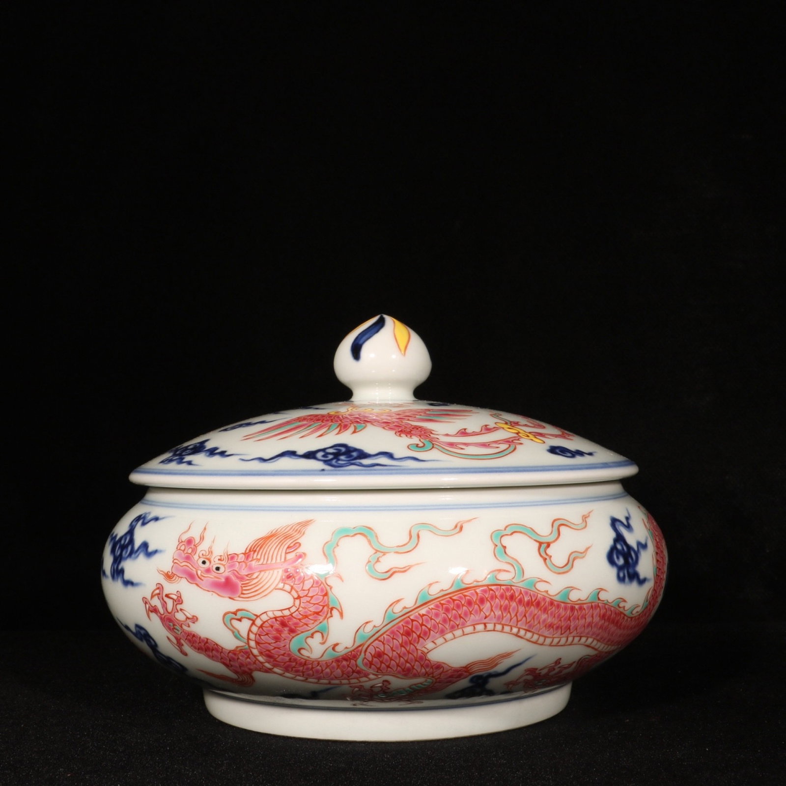 An Exquisite Blue and White Wucai Auspicious Cloud and Dragon Pattern Jar with Cover: An Exquisite Blue and White Wucai Auspicious Cloud and Dragon Pattern Jar with Cover,Ming Dynasty,China,Xuande Six-character Mark,Size:5.5inx6.7in 青花五彩祥云Ƙ