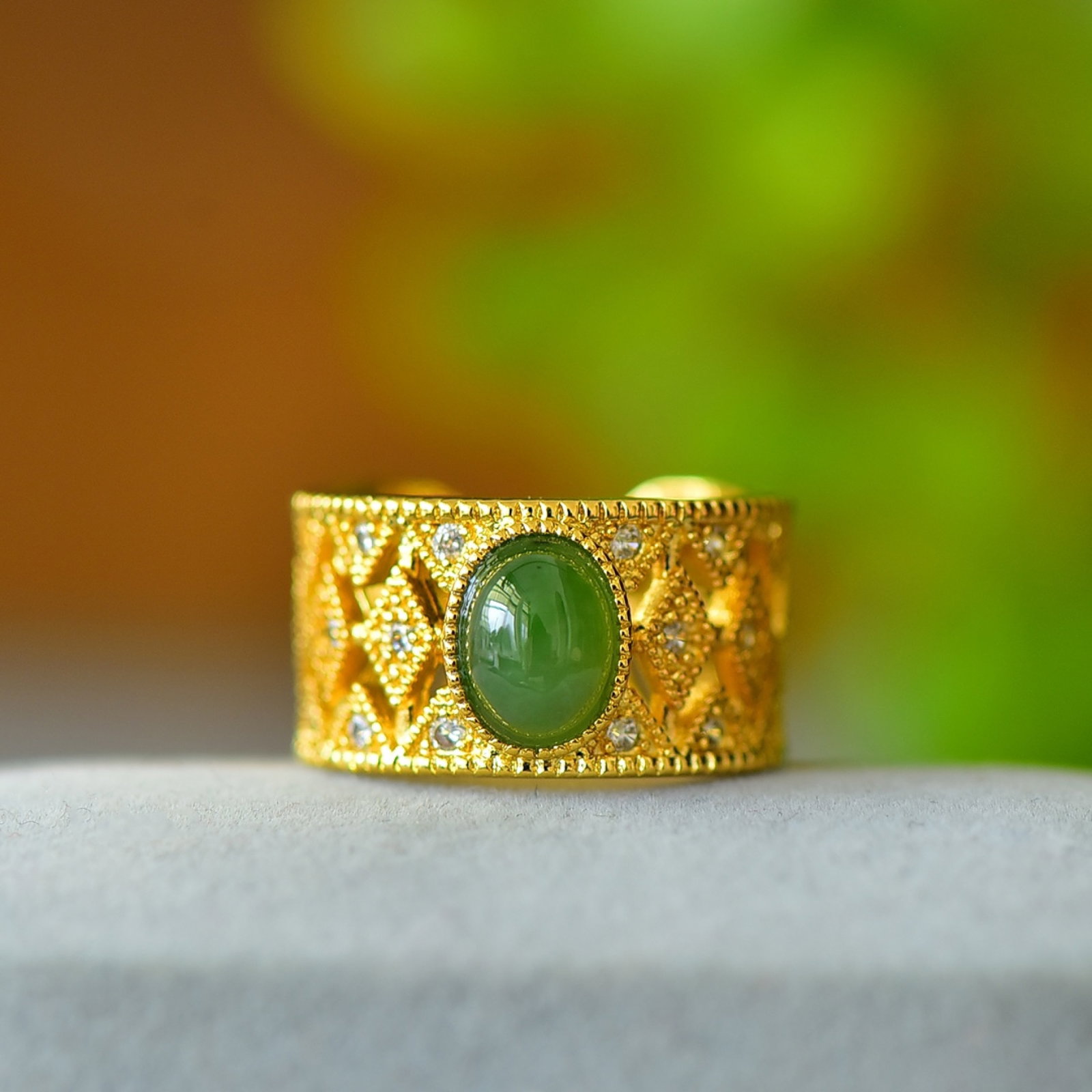 An Exquisite Bronze-Gold Plated Inlaid Jasper Ring: An Exquisite Bronze-Gold Plated Inlaid Jasper Ring,Size:2.4inx3.1in 铜镀金镶碧玉戒指